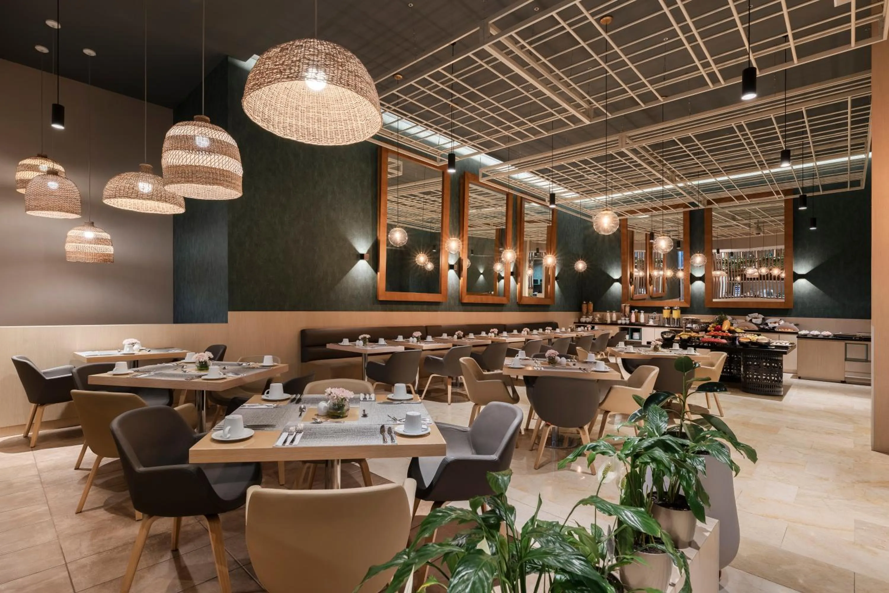 Restaurant/places to eat in Holiday Inn Bogota Airport by IHG