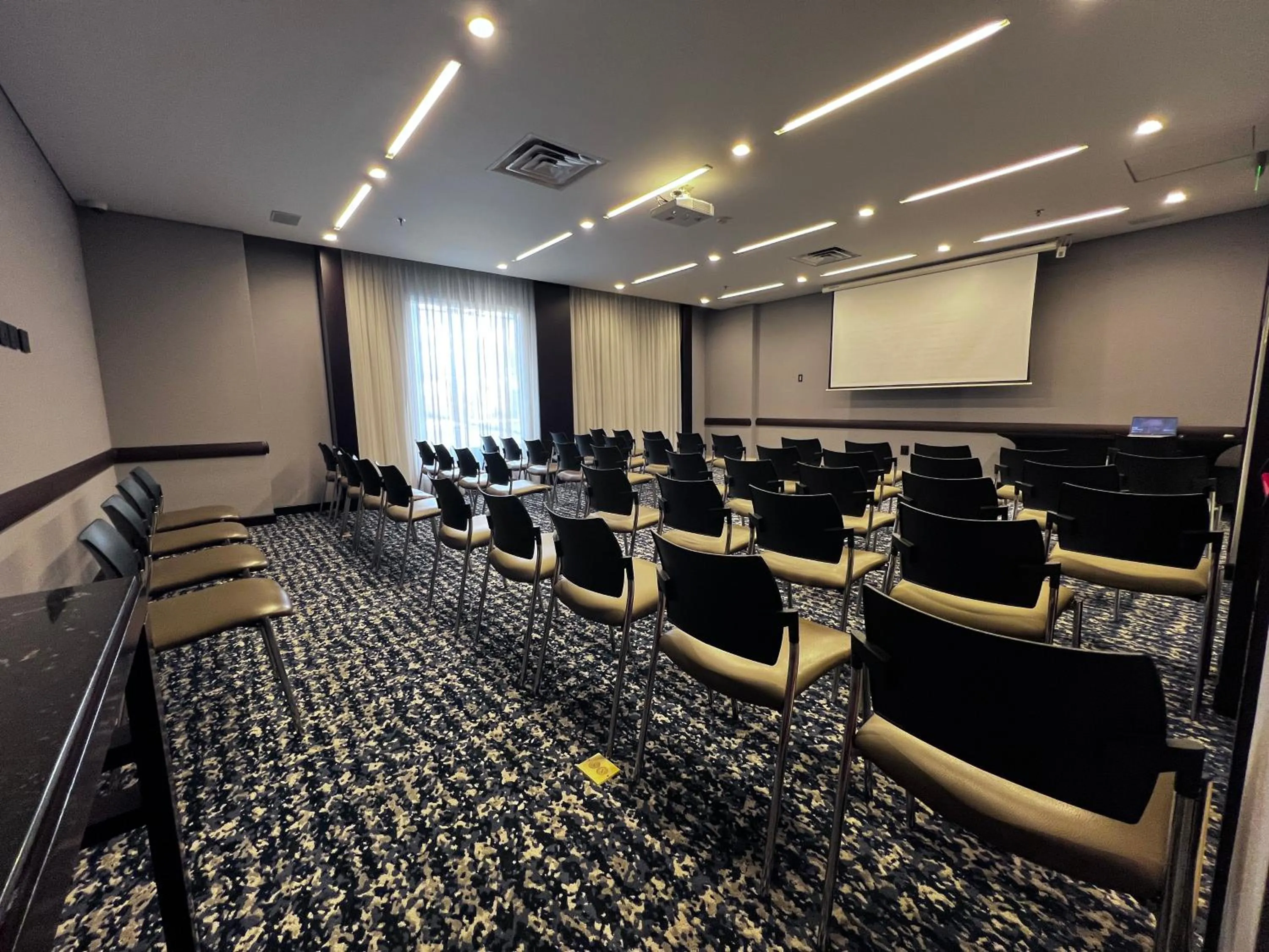 Meeting/conference room in Holiday Inn Bogota Airport by IHG