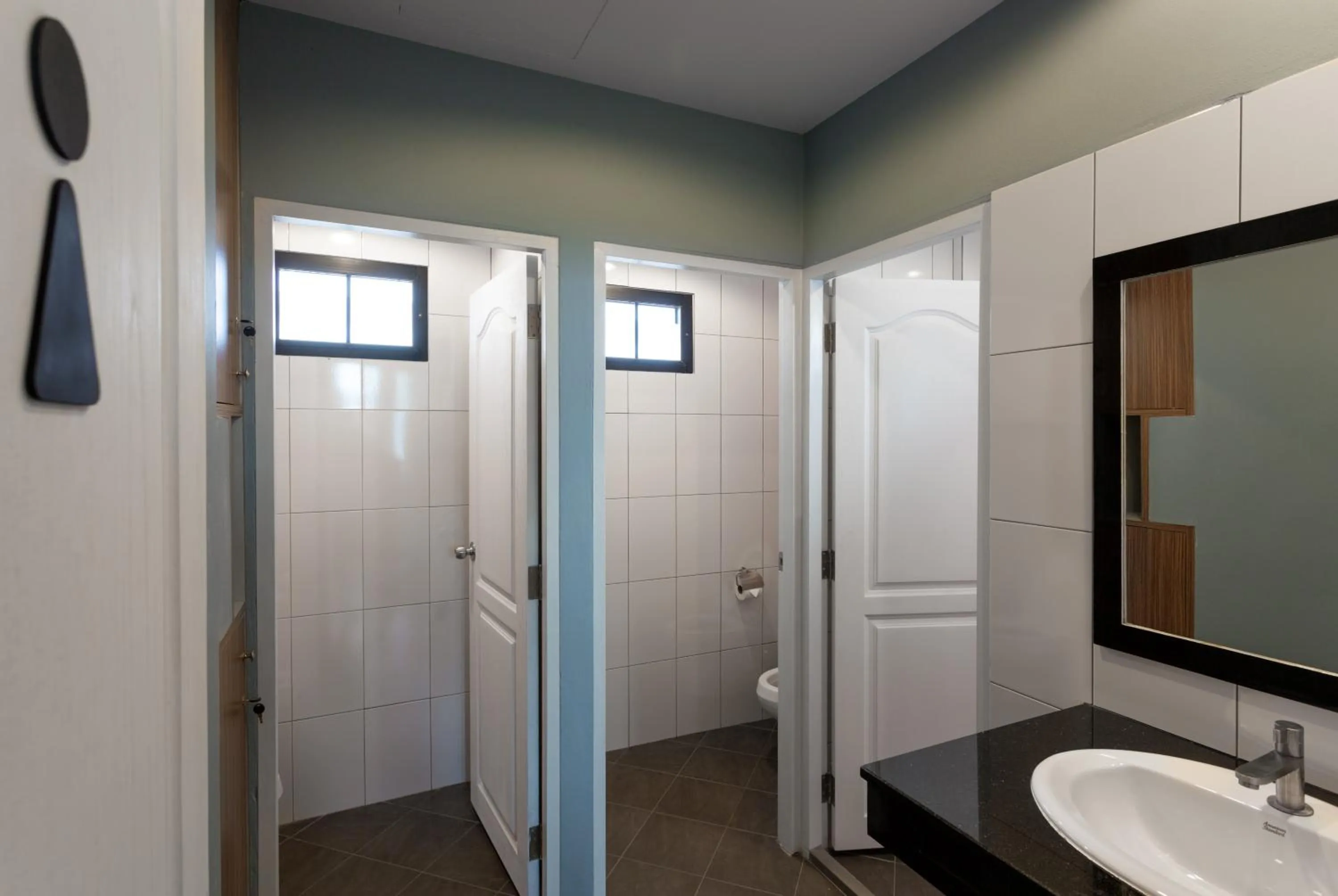 Toilet in iNest Poshtel