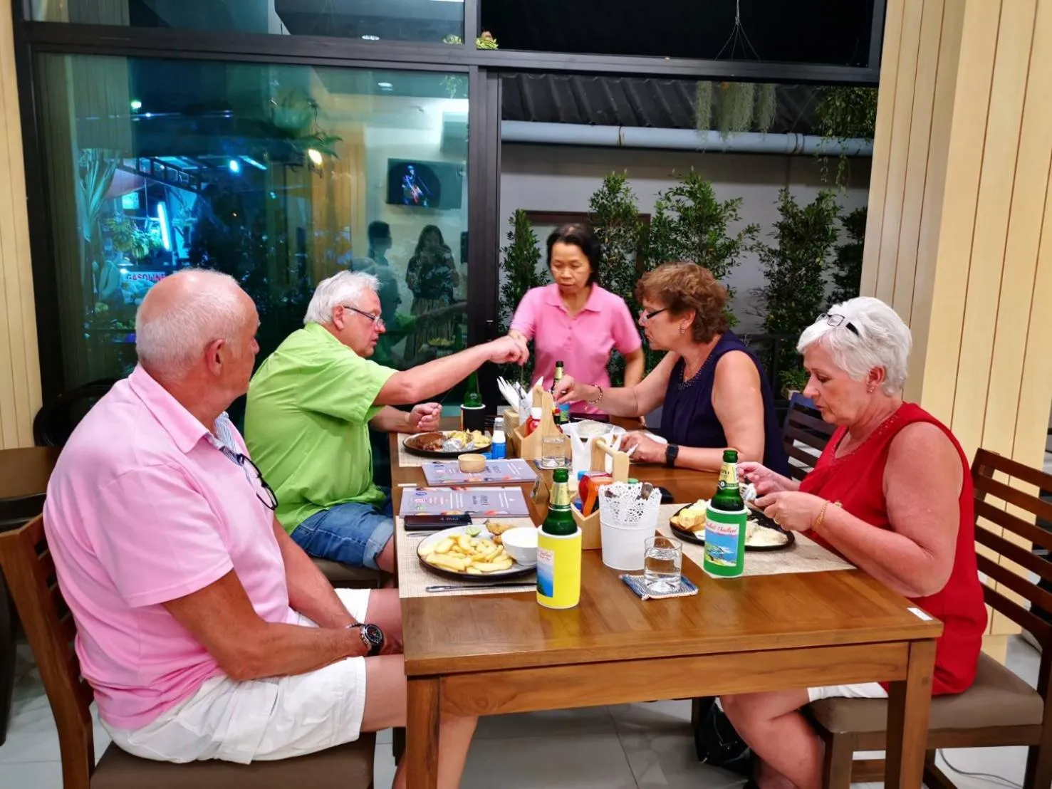 Restaurant/places to eat in iNest Poshtel