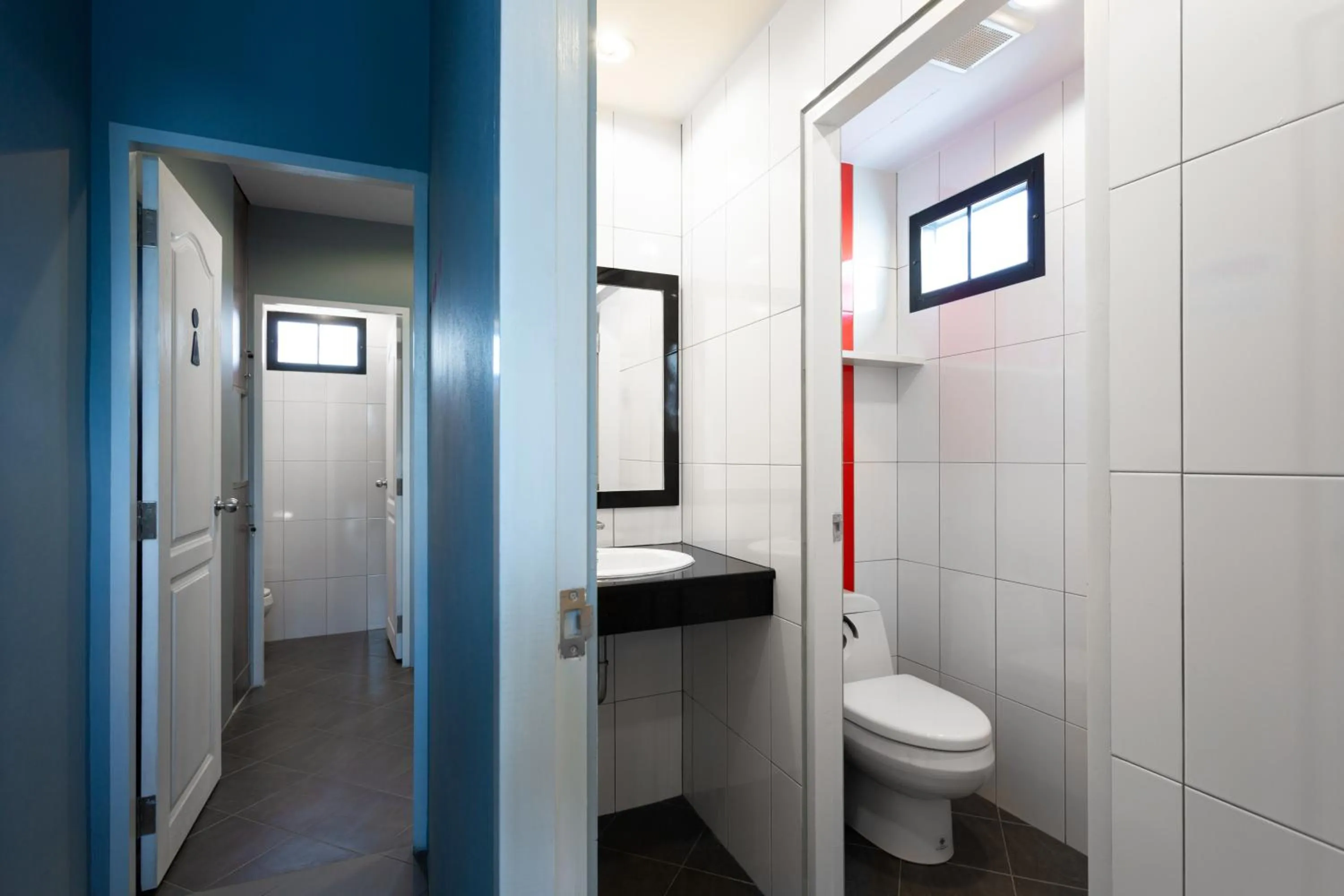 Toilet in iNest Poshtel