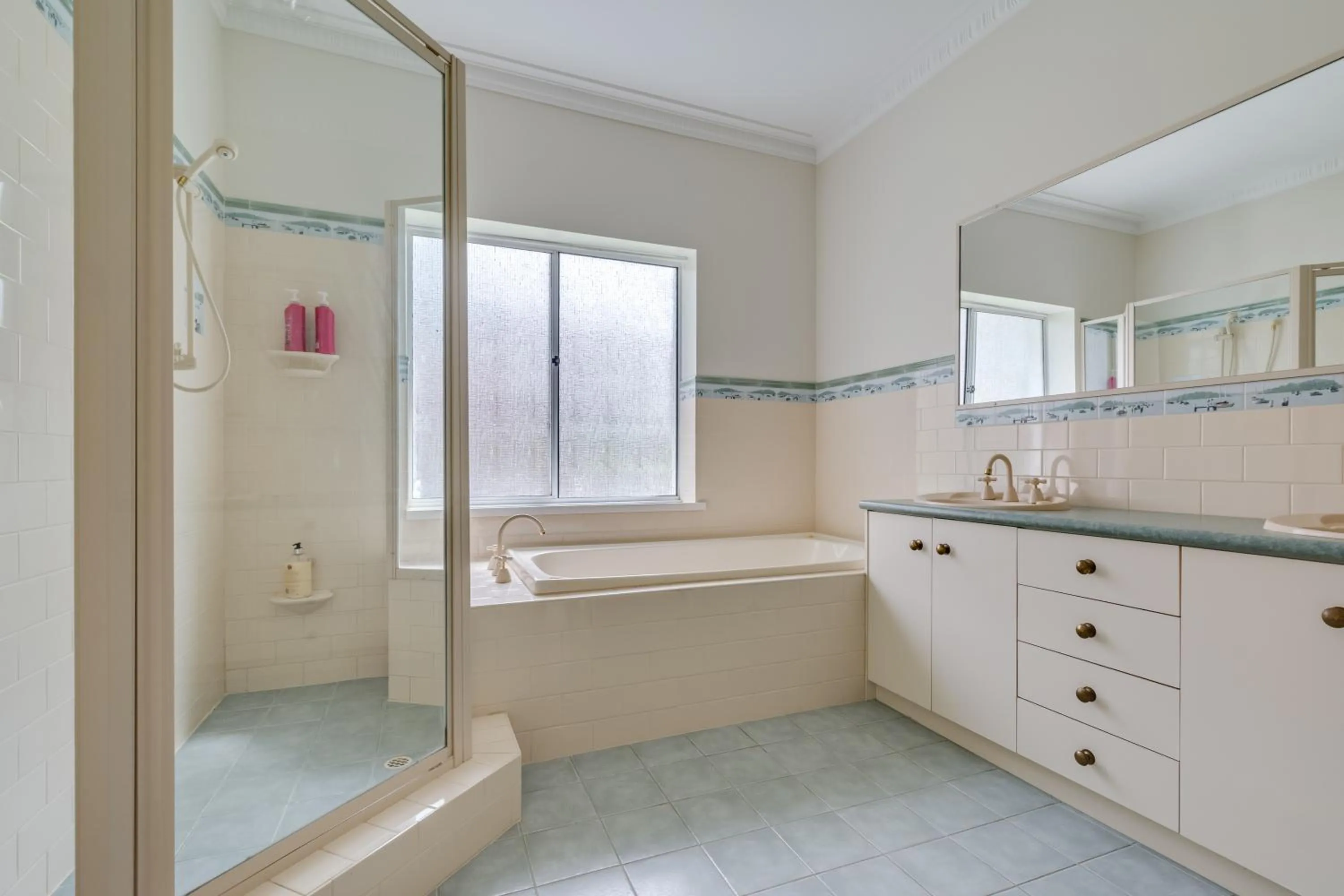 Bathroom in Serpentine Rose