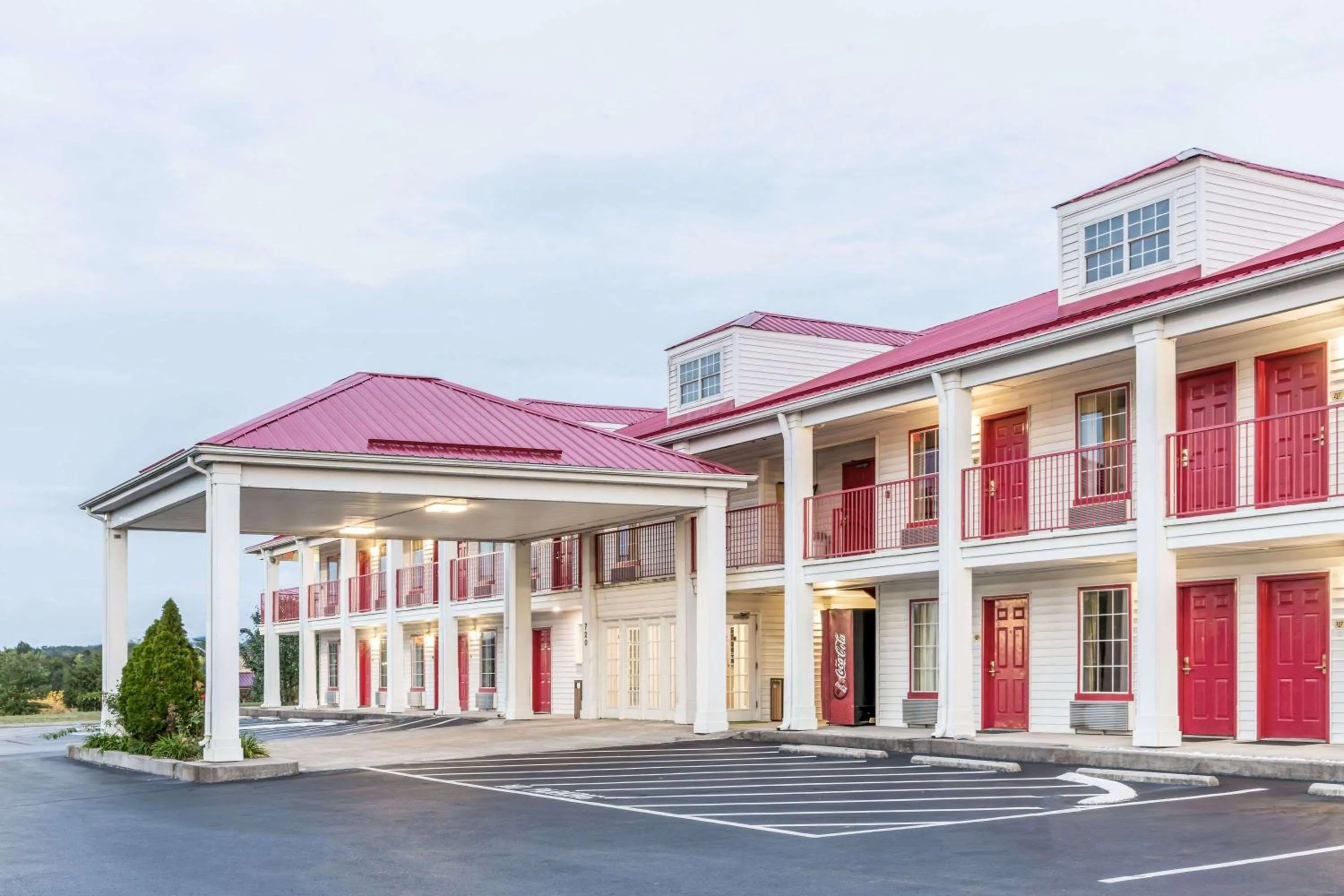 Property building in Super 8 by Wyndham Clinton