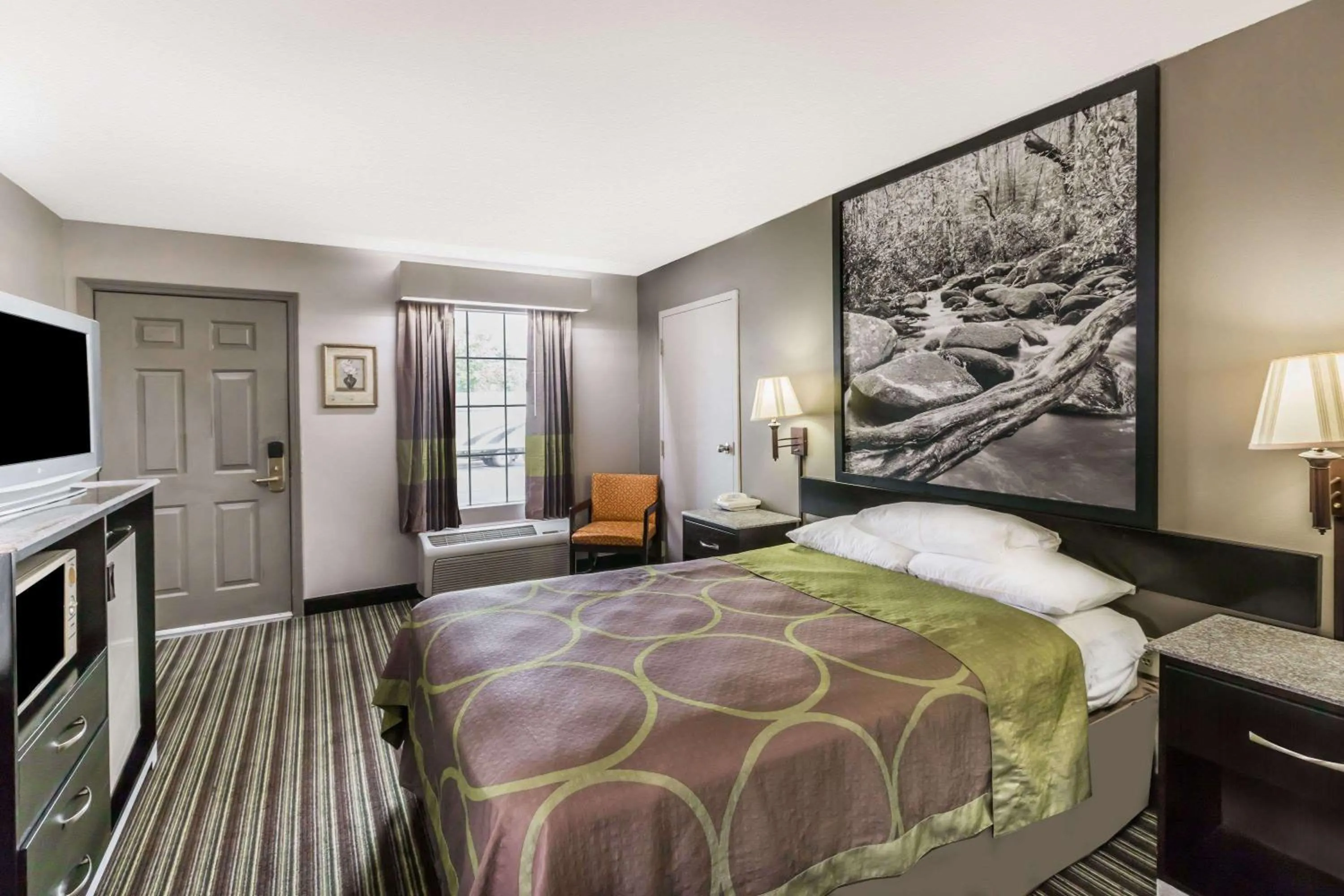 Photo of the whole room, Bed in Super 8 by Wyndham Clinton