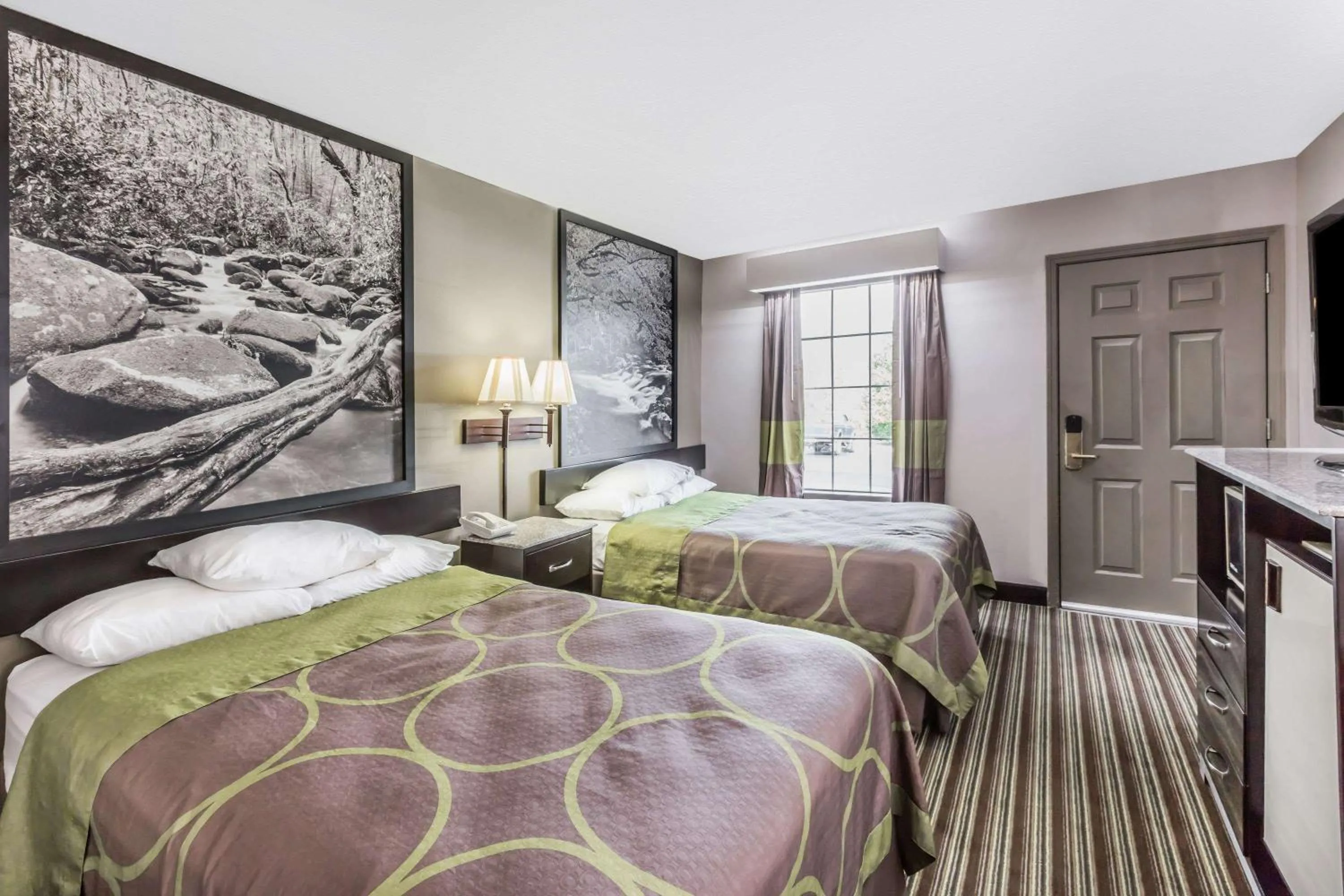 Photo of the whole room, Bed in Super 8 by Wyndham Clinton