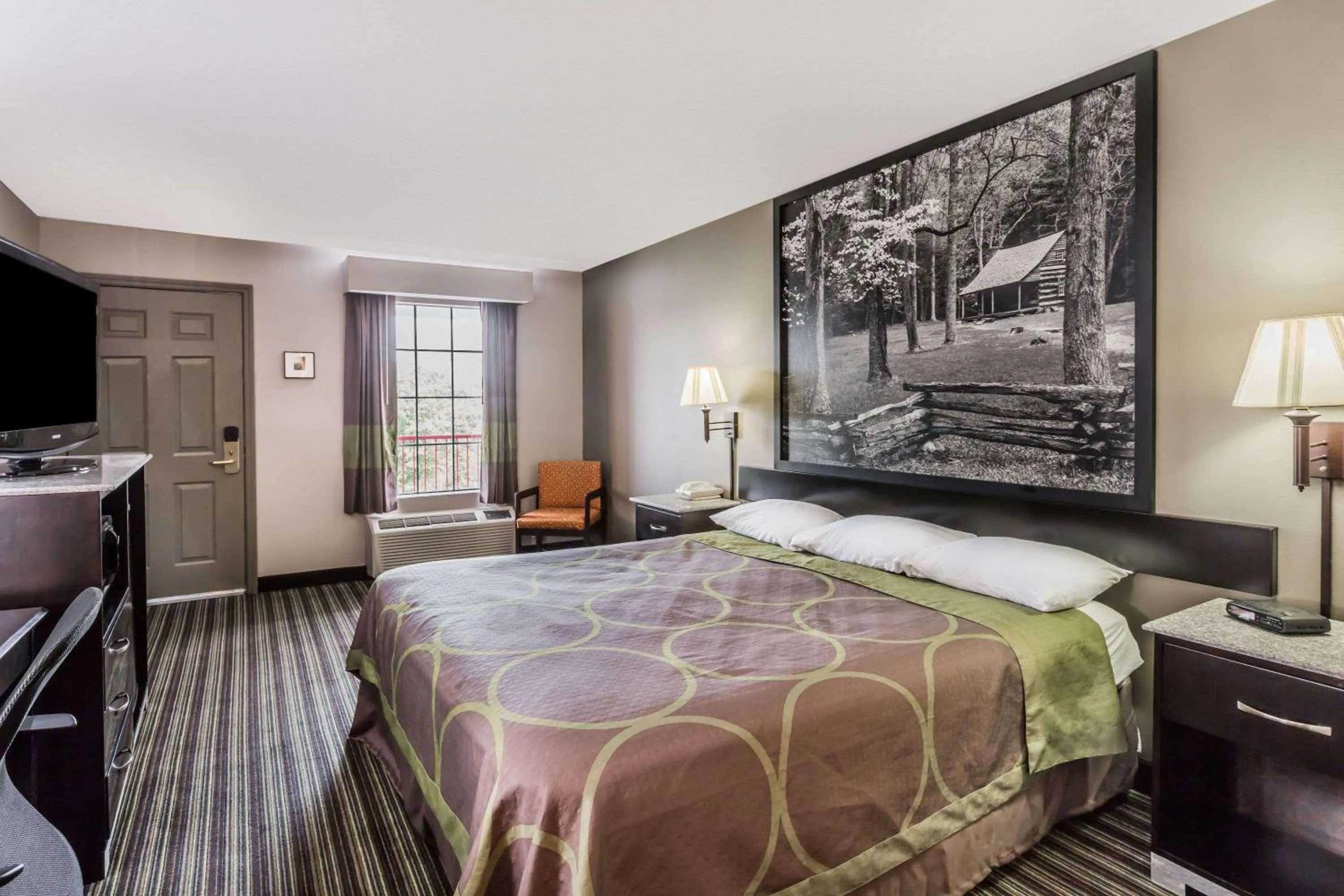 Photo of the whole room, Bed in Super 8 by Wyndham Clinton