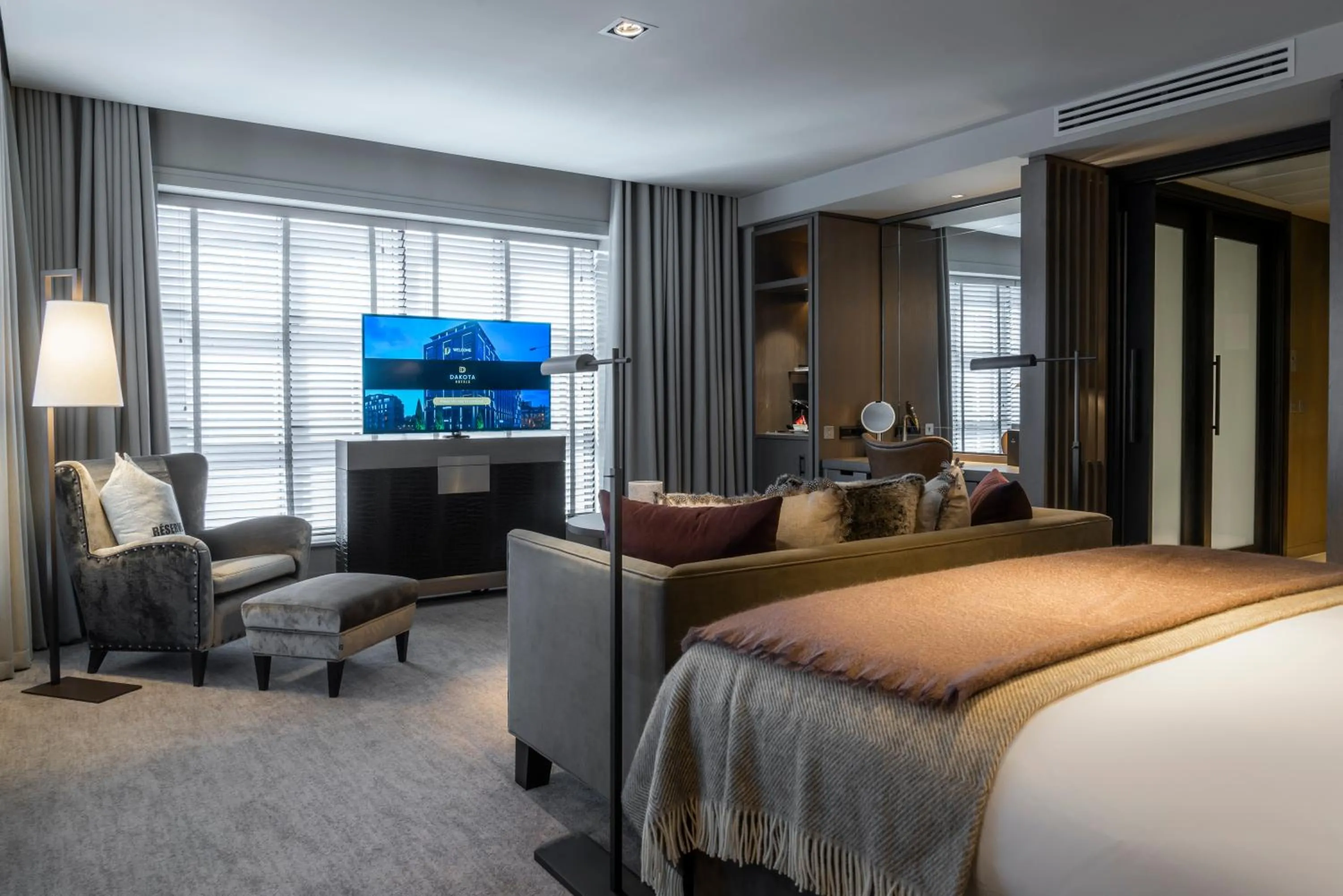 Photo of the whole room, Bed in Dakota Manchester