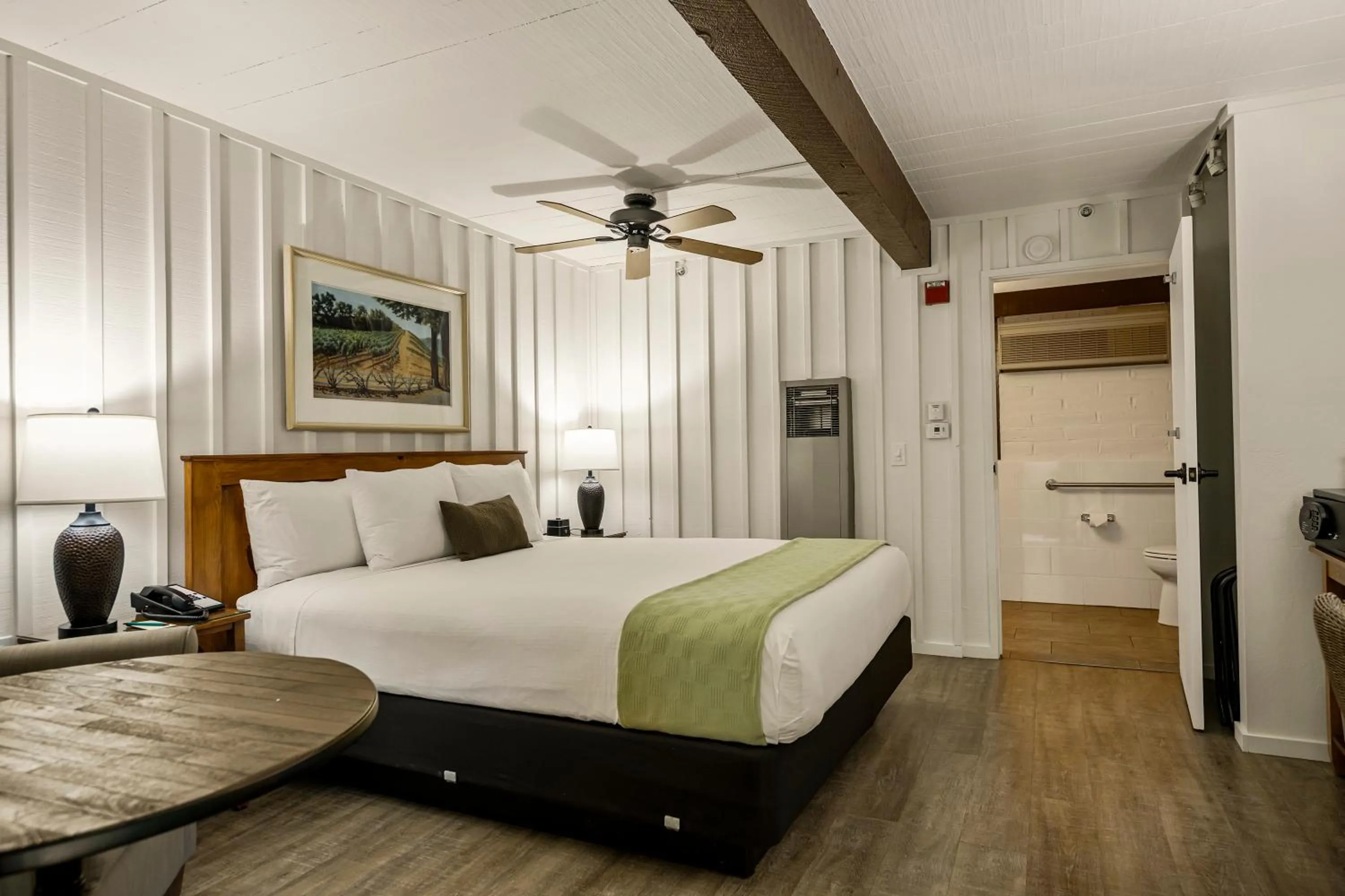 Bedroom, Bed in El Pueblo Inn