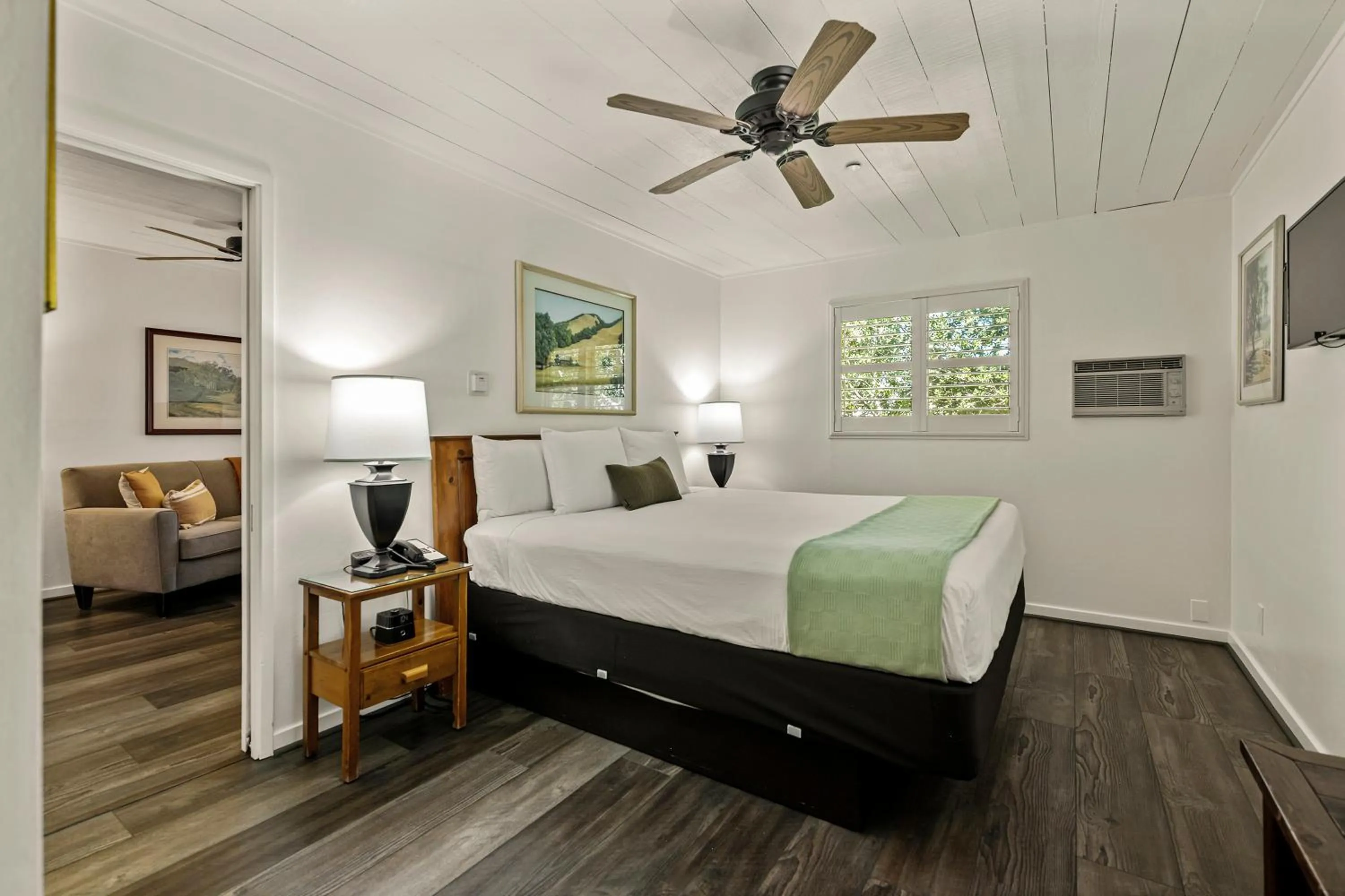 Bedroom, Bed in El Pueblo Inn