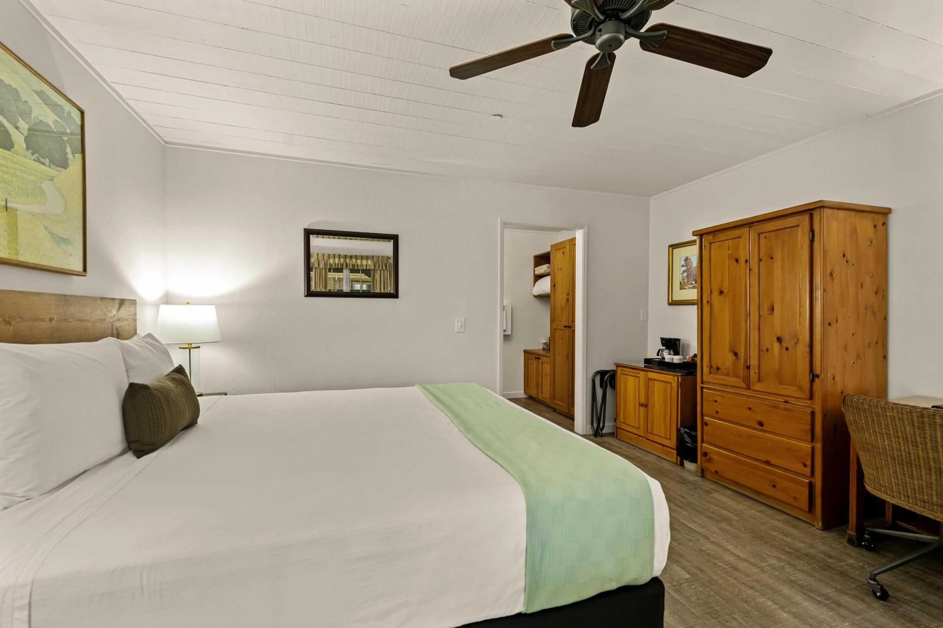 Bedroom, Bed in El Pueblo Inn