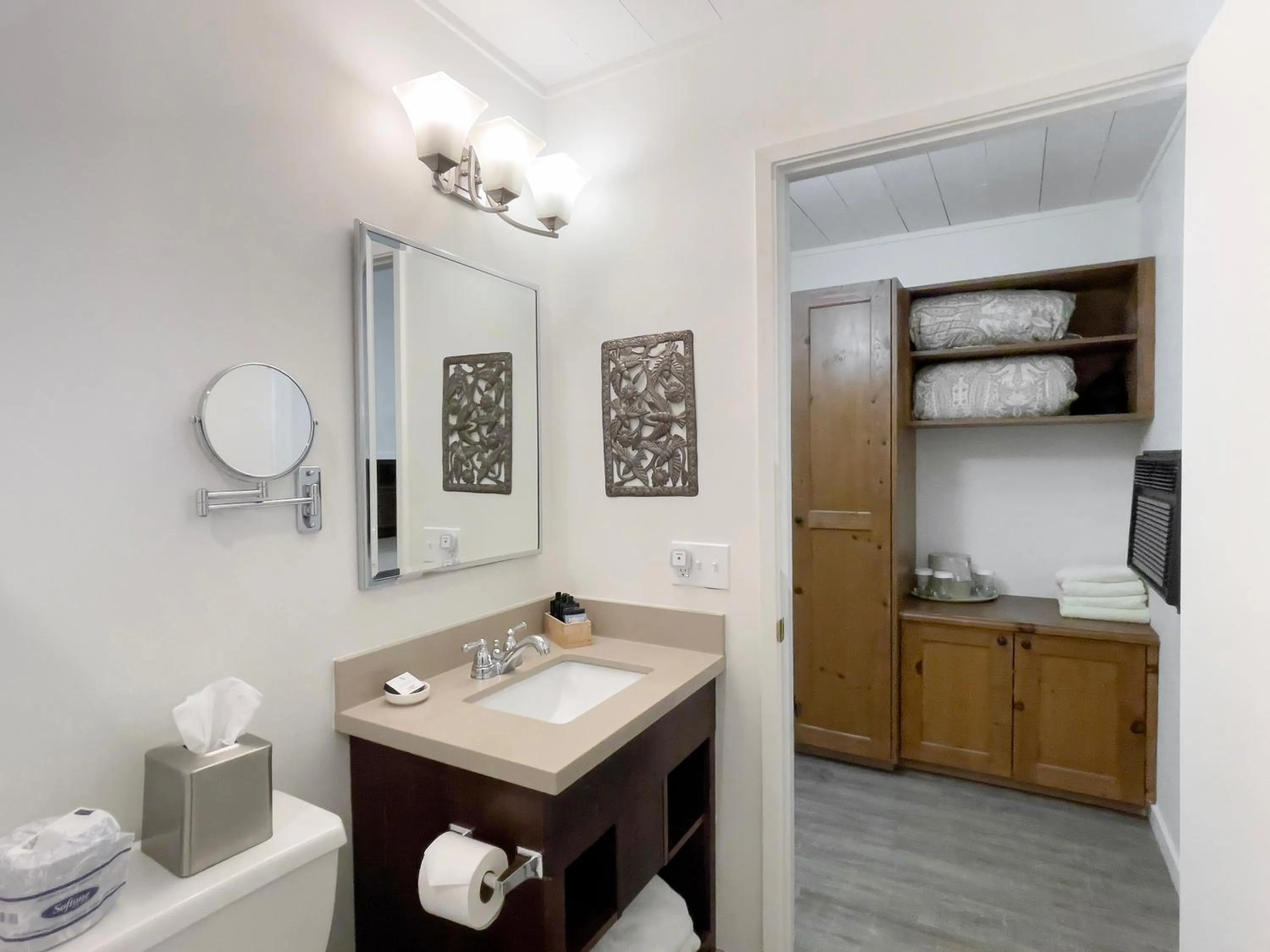 Bathroom in El Pueblo Inn