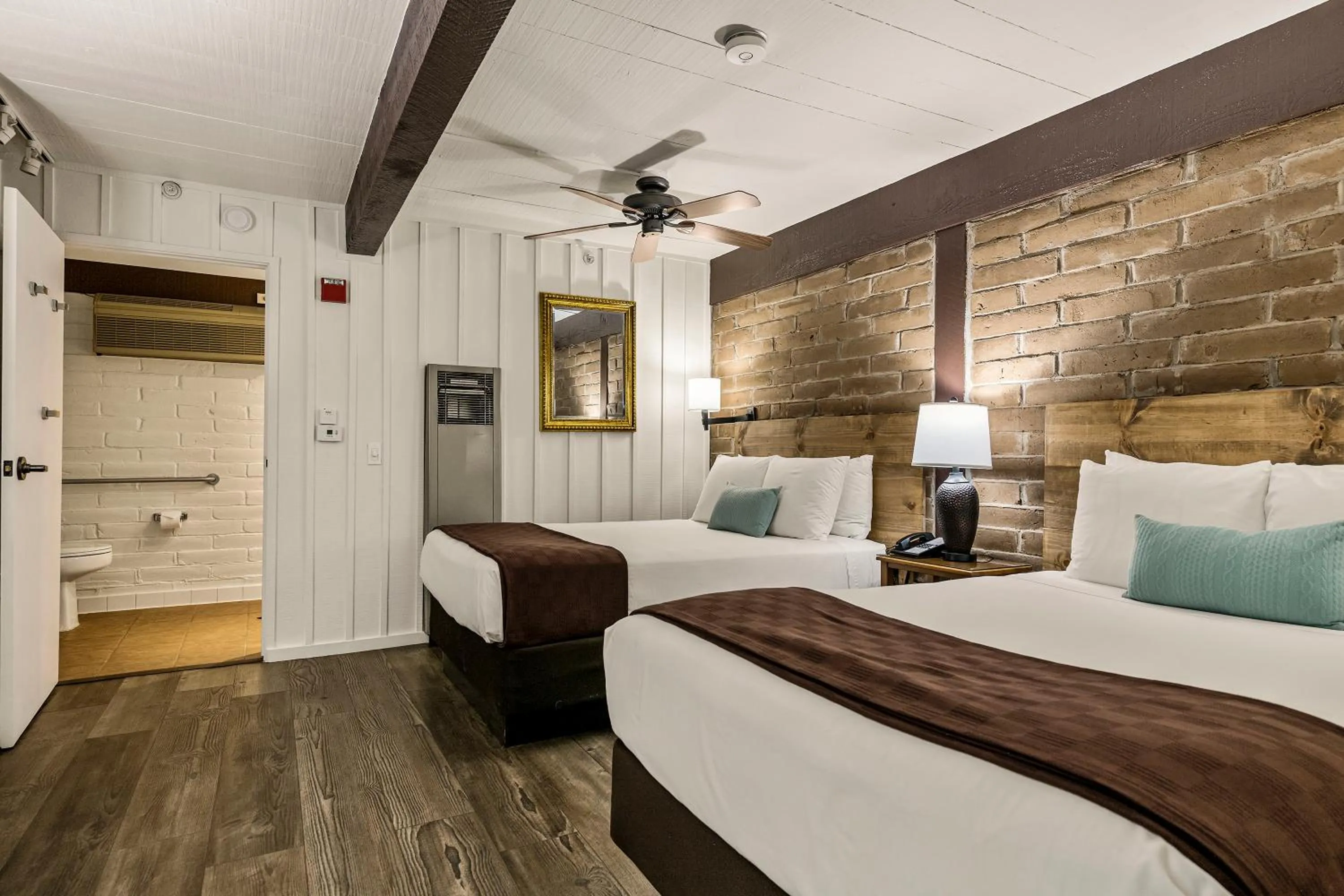 Bedroom, Bed in El Pueblo Inn