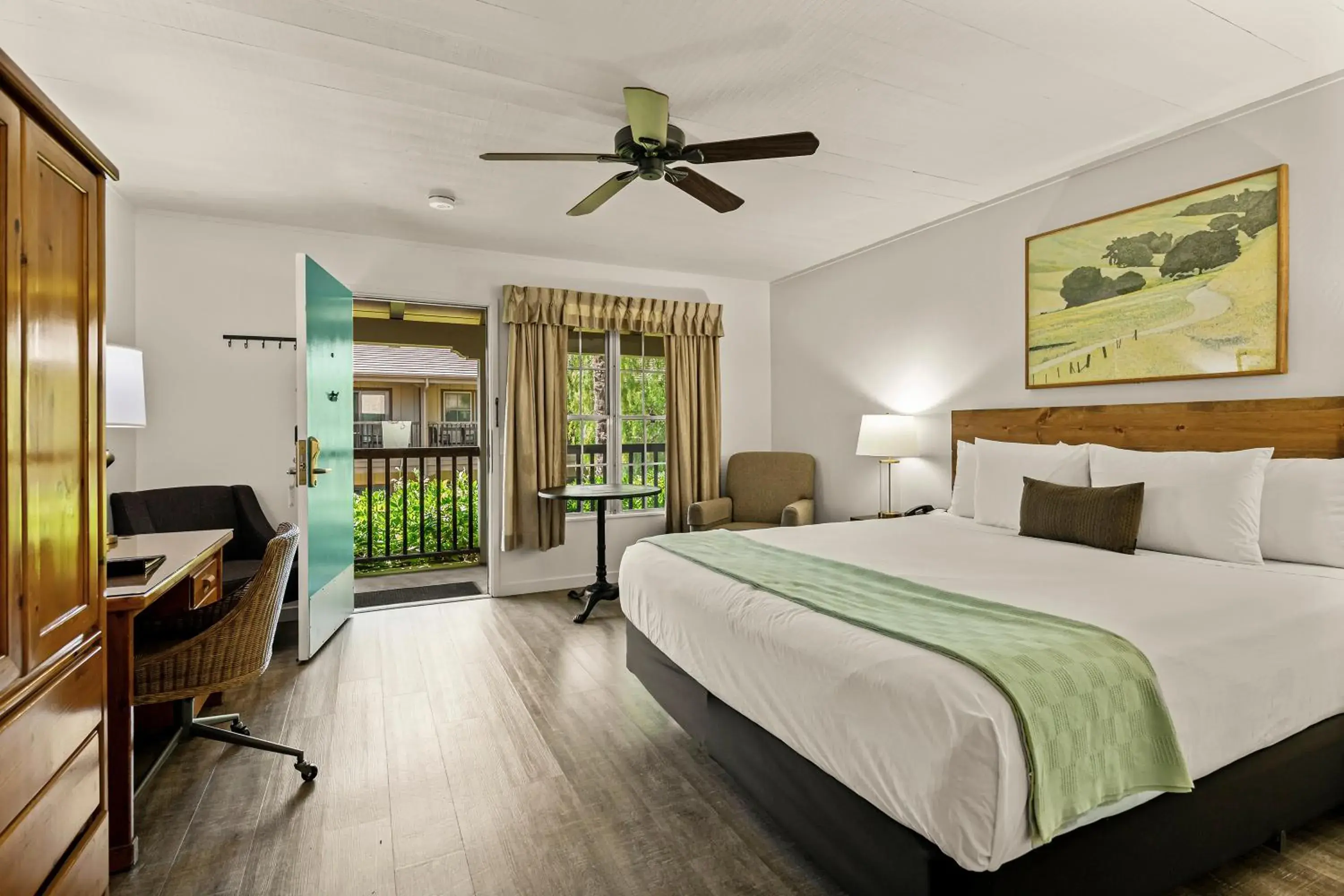 Standard King Room in El Pueblo Inn Standard King Room in El Pueblo Inn