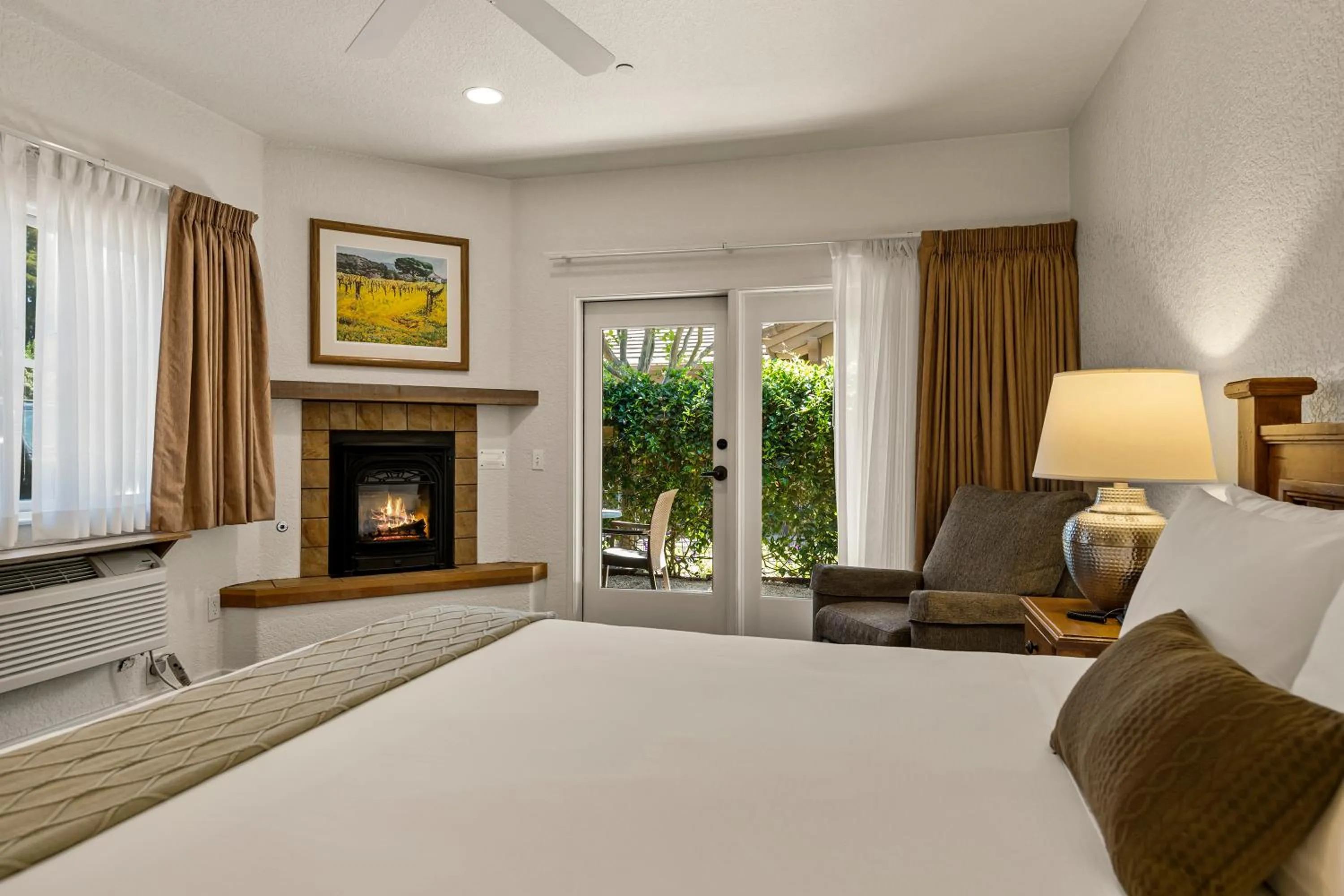 Bedroom, Bed in El Pueblo Inn