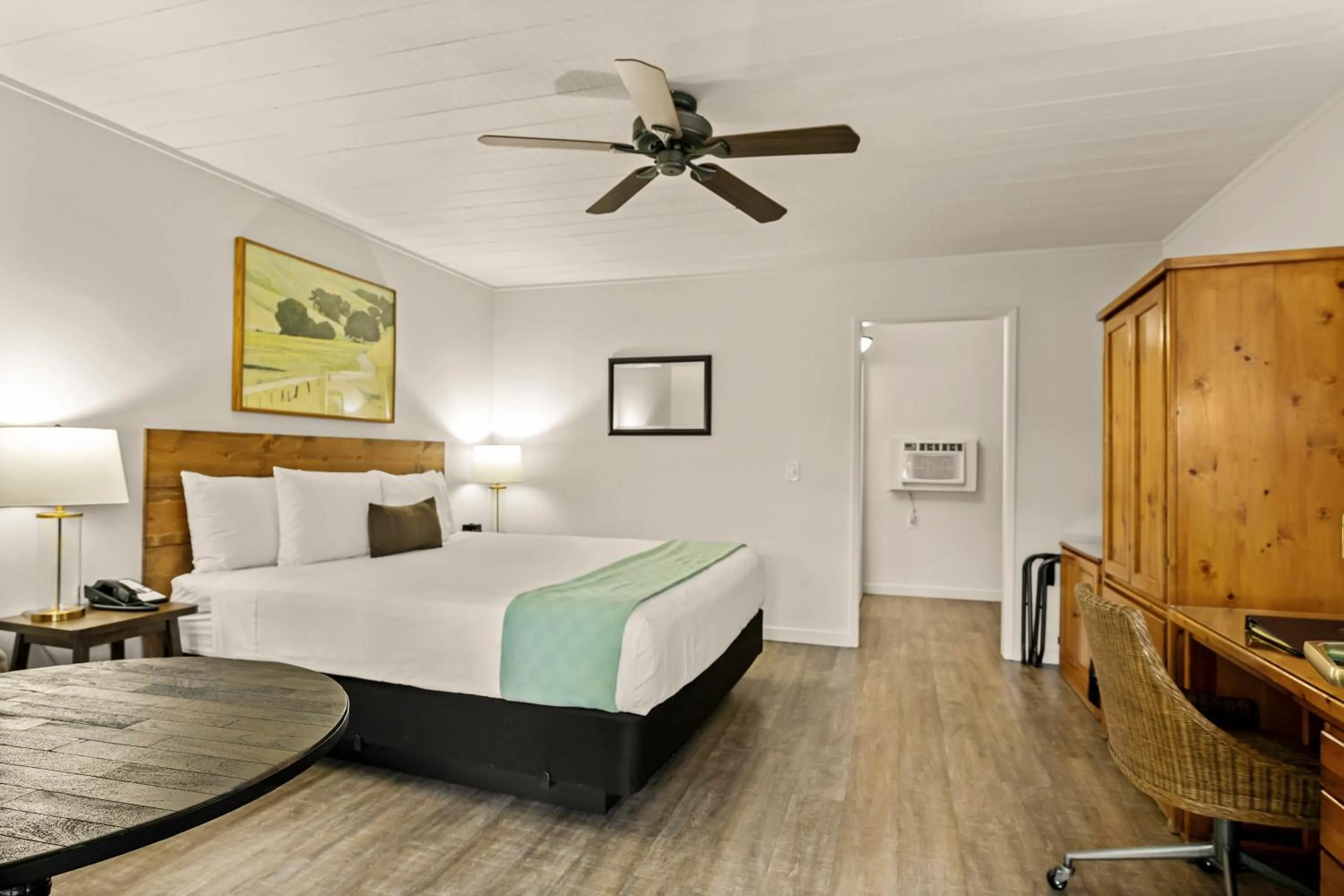 Bedroom, Bed in El Pueblo Inn