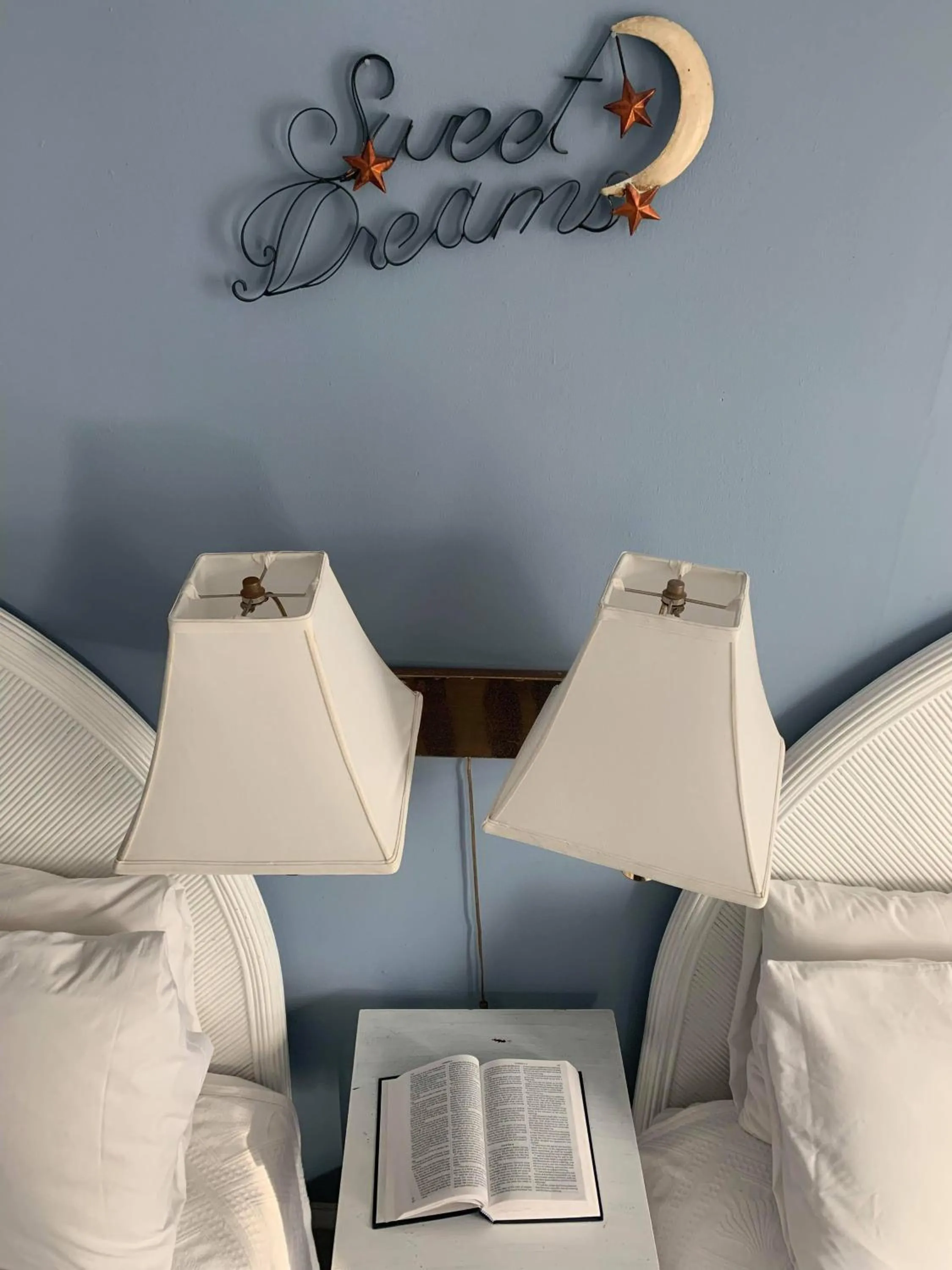 Bed in Ocean Manor 1100 Inn