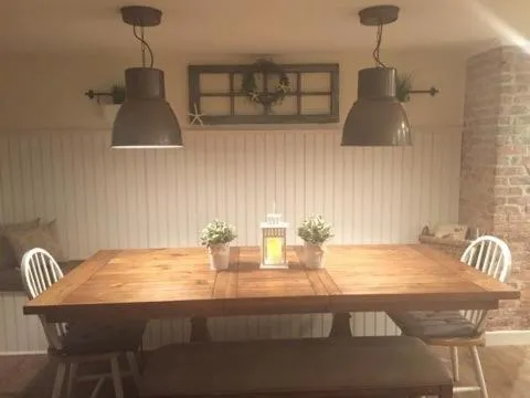 Dining area in Ocean Manor 1100 Inn