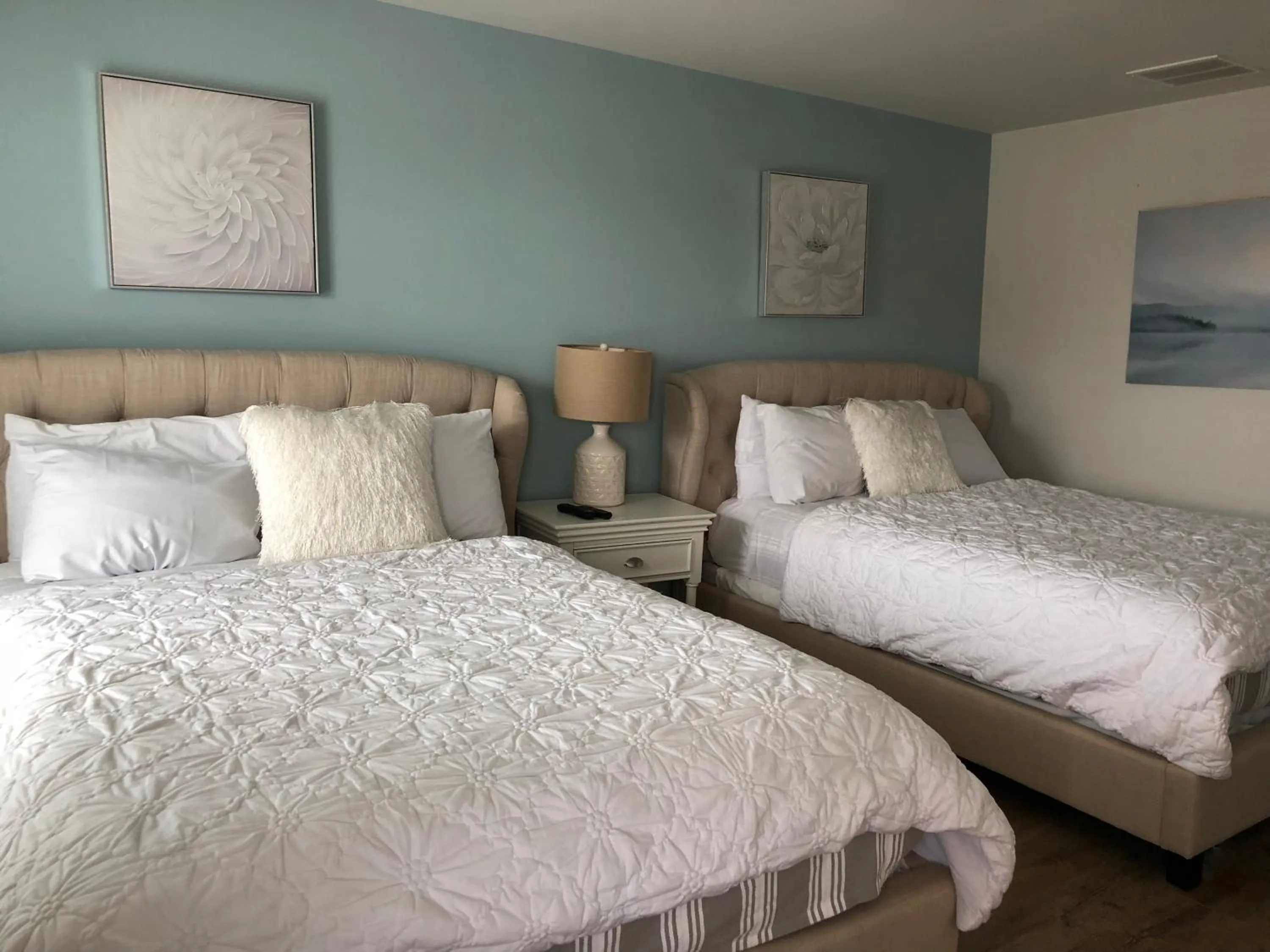 Bed in Ocean Manor 1100 Inn