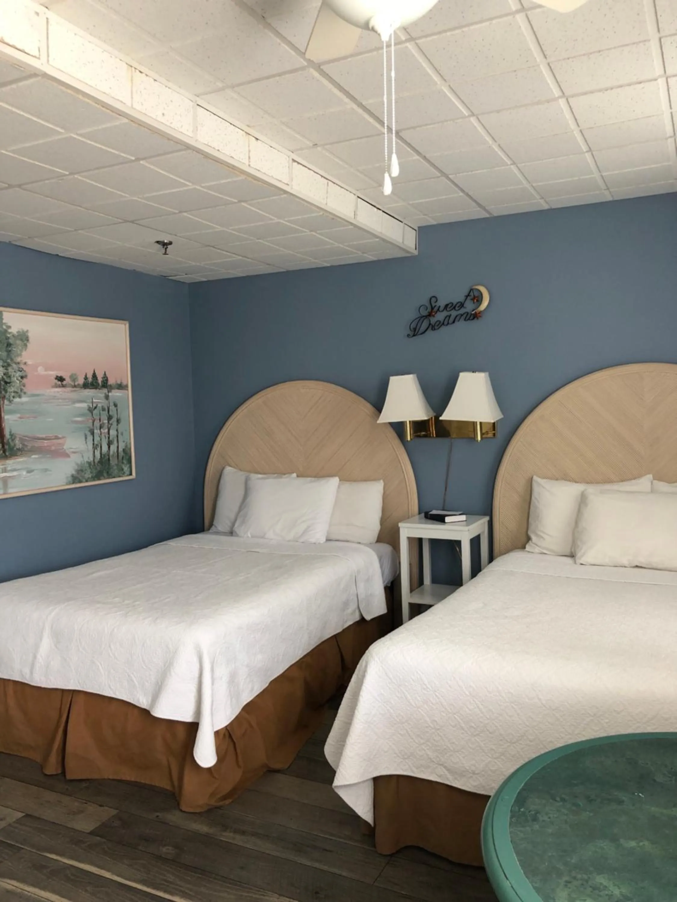 Bed in Ocean Manor 1100 Inn