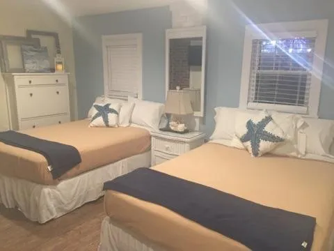 Photo of the whole room, Bed in Ocean Manor 1100 Inn