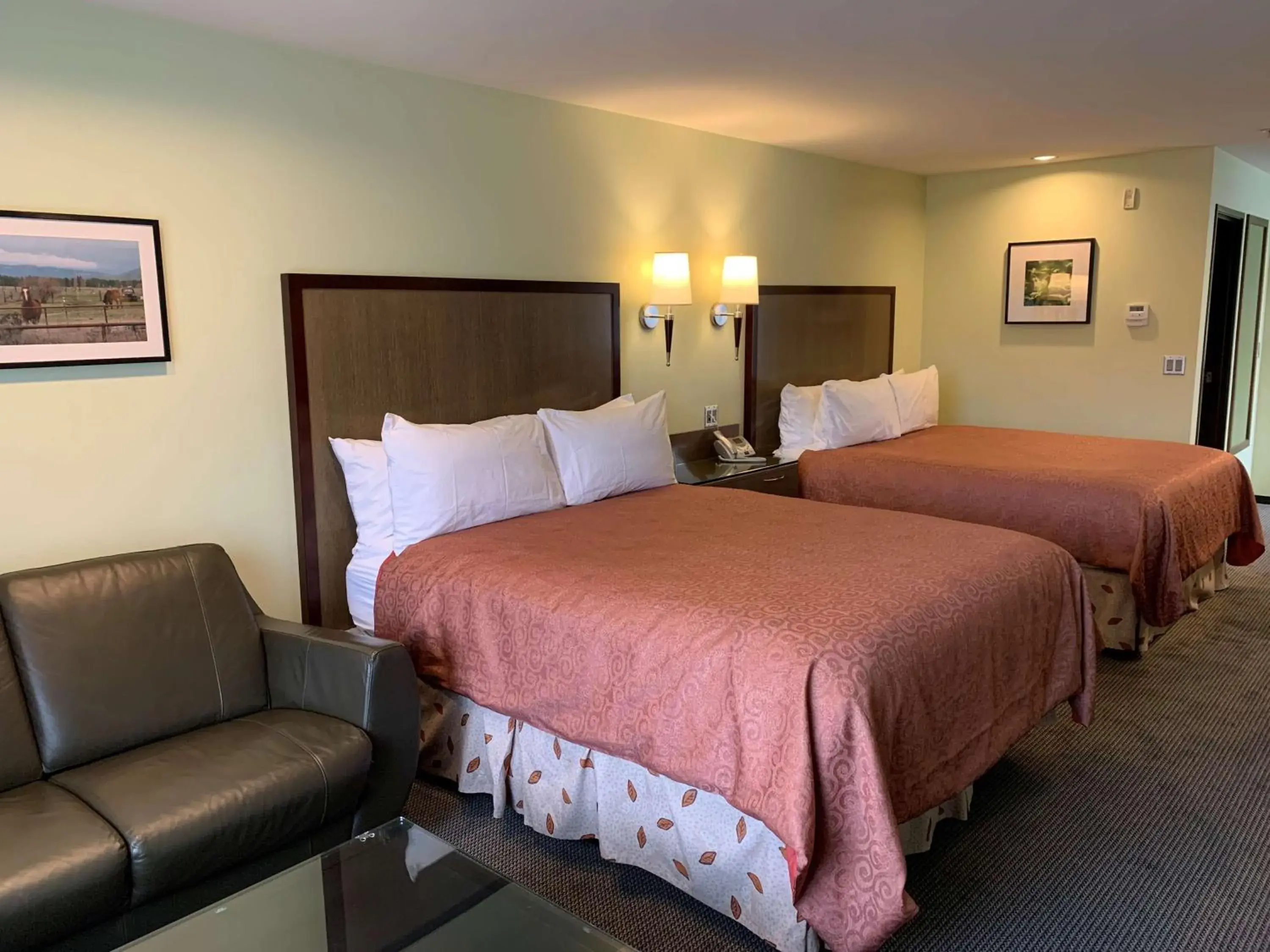 Photo of the whole room, Bed in Best Western Snowcap Lodge Photo of the whole room, Bed in Best Western Snowcap Lodge