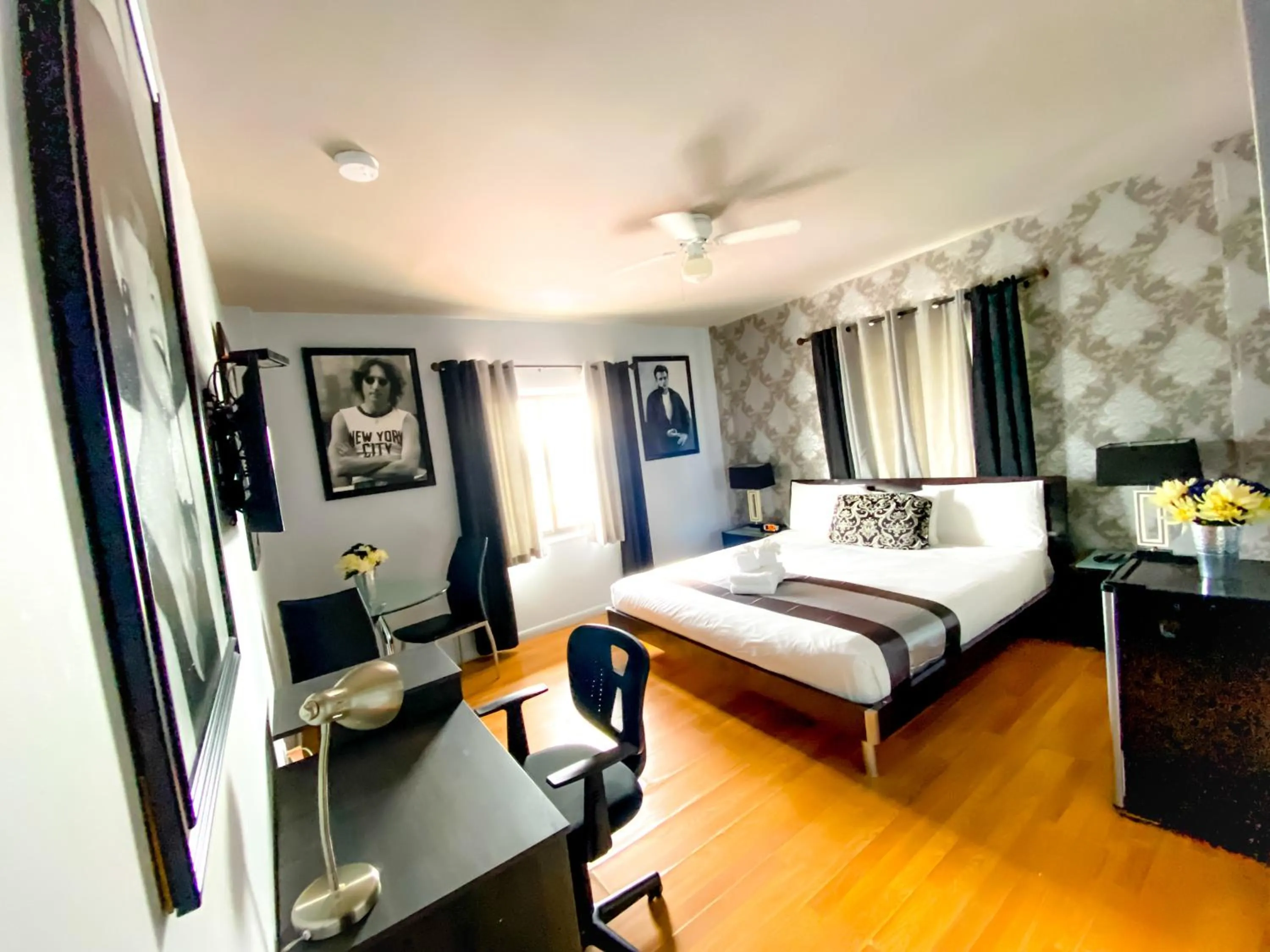 Photo of the whole room, Bed in Notebook Miami Beach