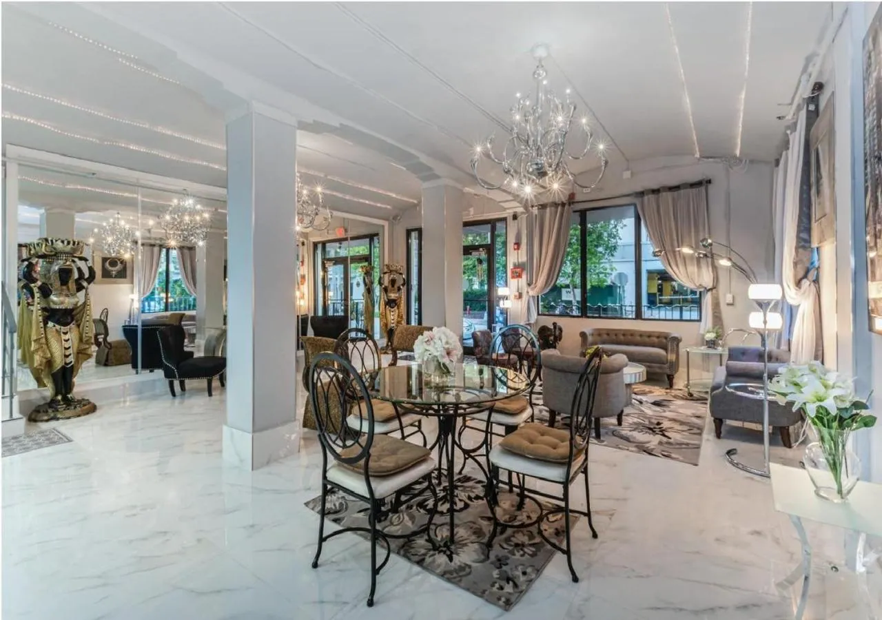 Communal lounge/ TV room in Notebook Miami Beach