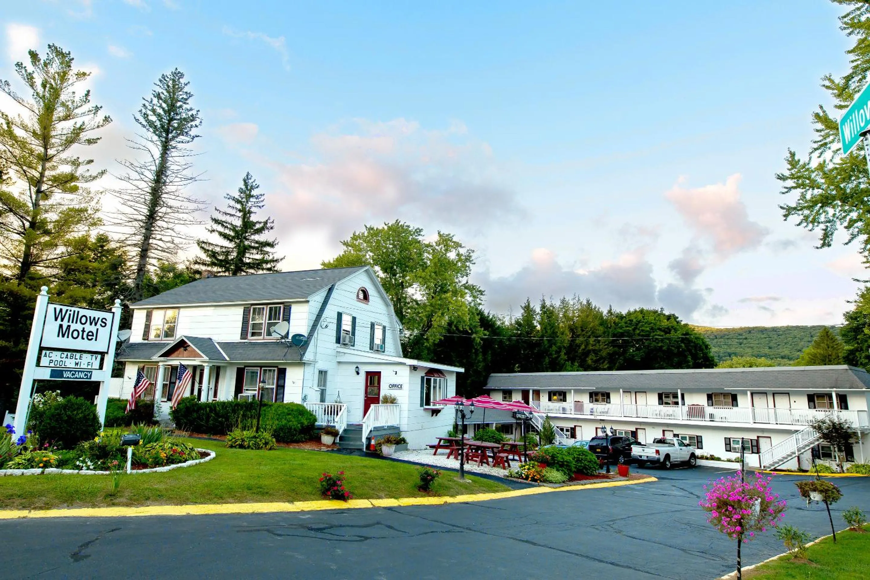 Property building in Willows Motel