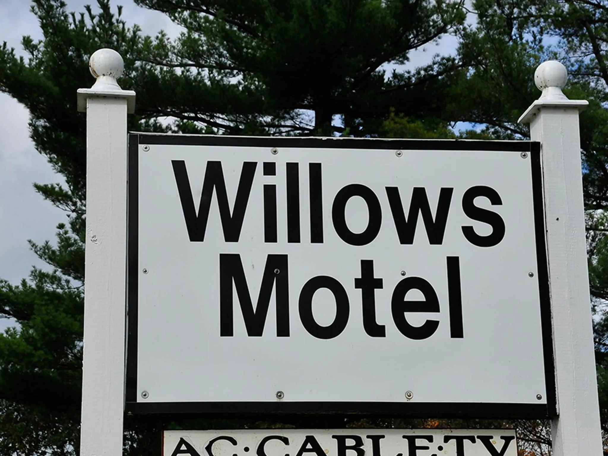 Day in Willows Motel