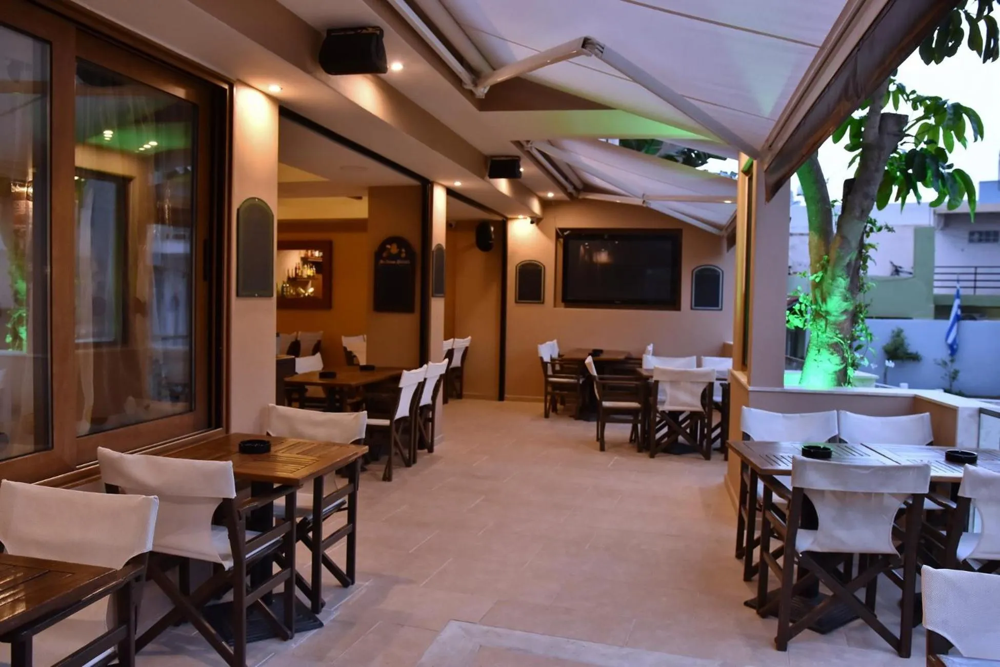 Restaurant/places to eat in 24 Seven Boutique Hotel