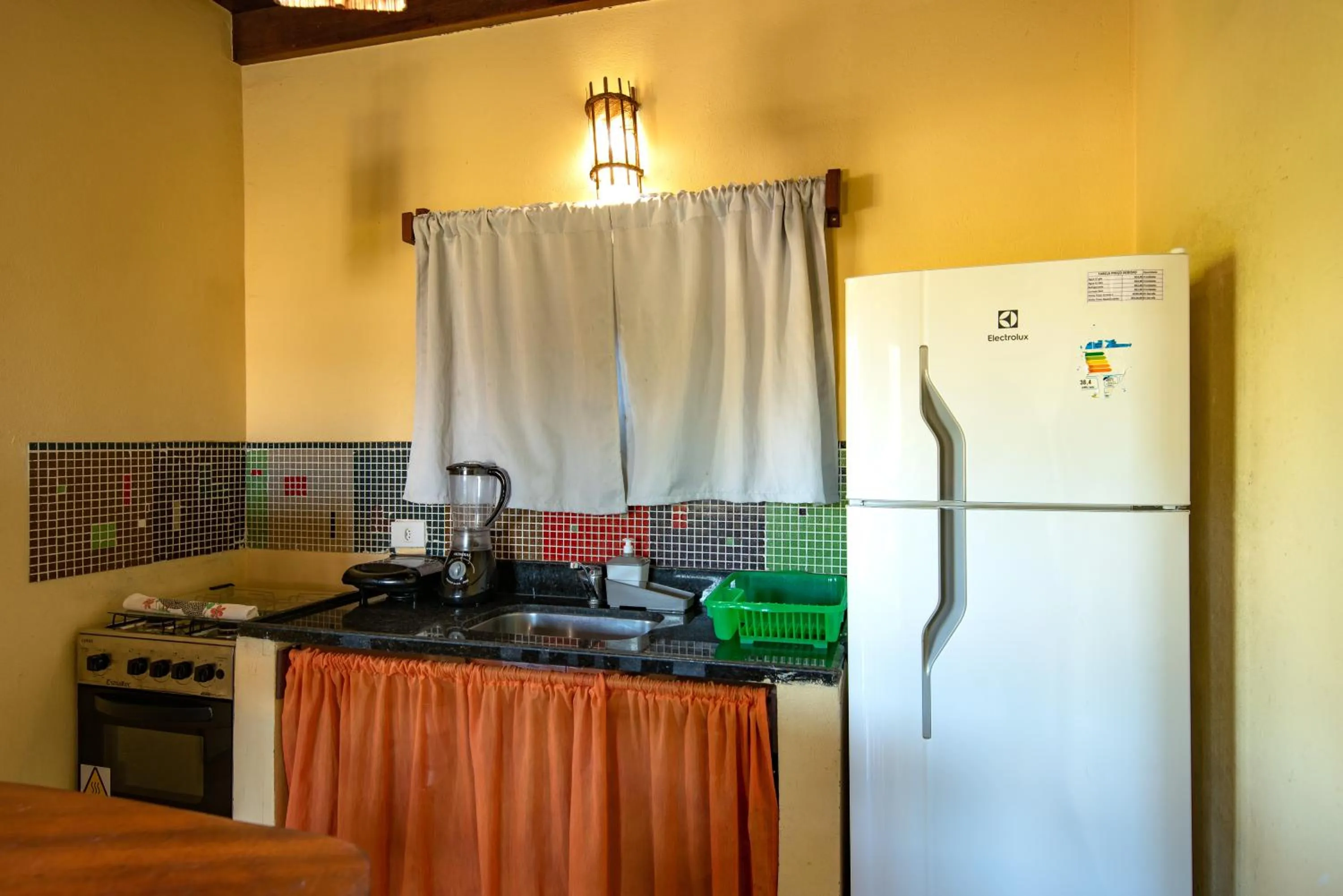 Communal kitchen in Areia Branca Apart Hotel