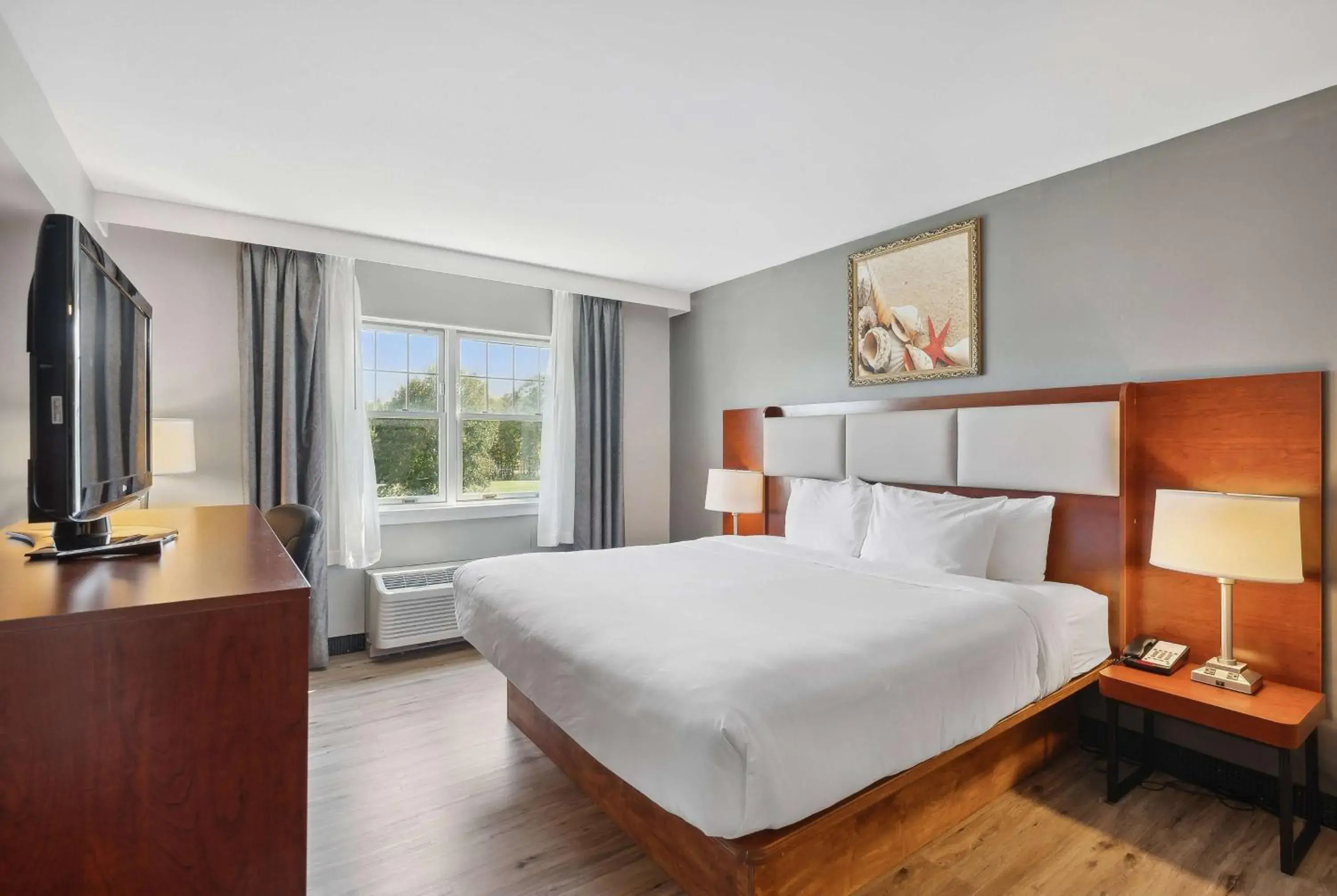 Business King Room - Non-Smoking in Ramada by Wyndham Saco/Old Orchard Beach Area Business King Room - Non-Smoking in Ramada by Wyndham Saco/Old Orchard Beach Area