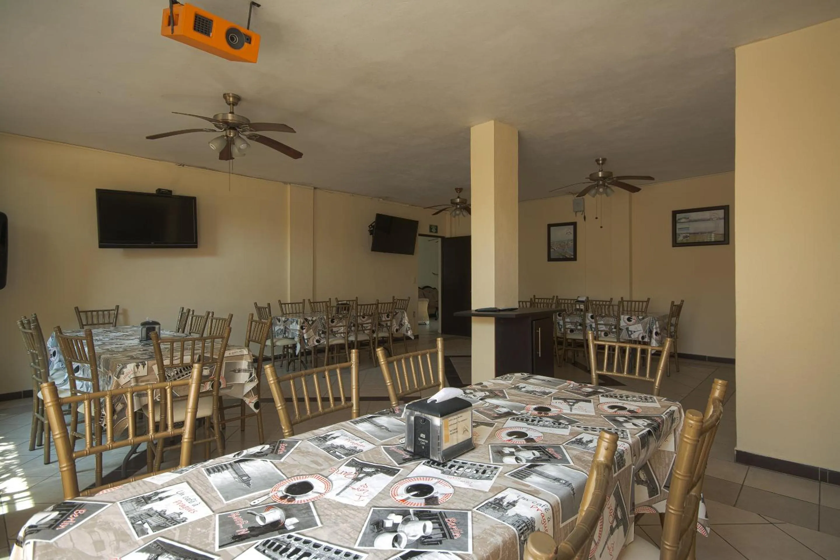 Restaurant/places to eat in Hotel Maria Elena