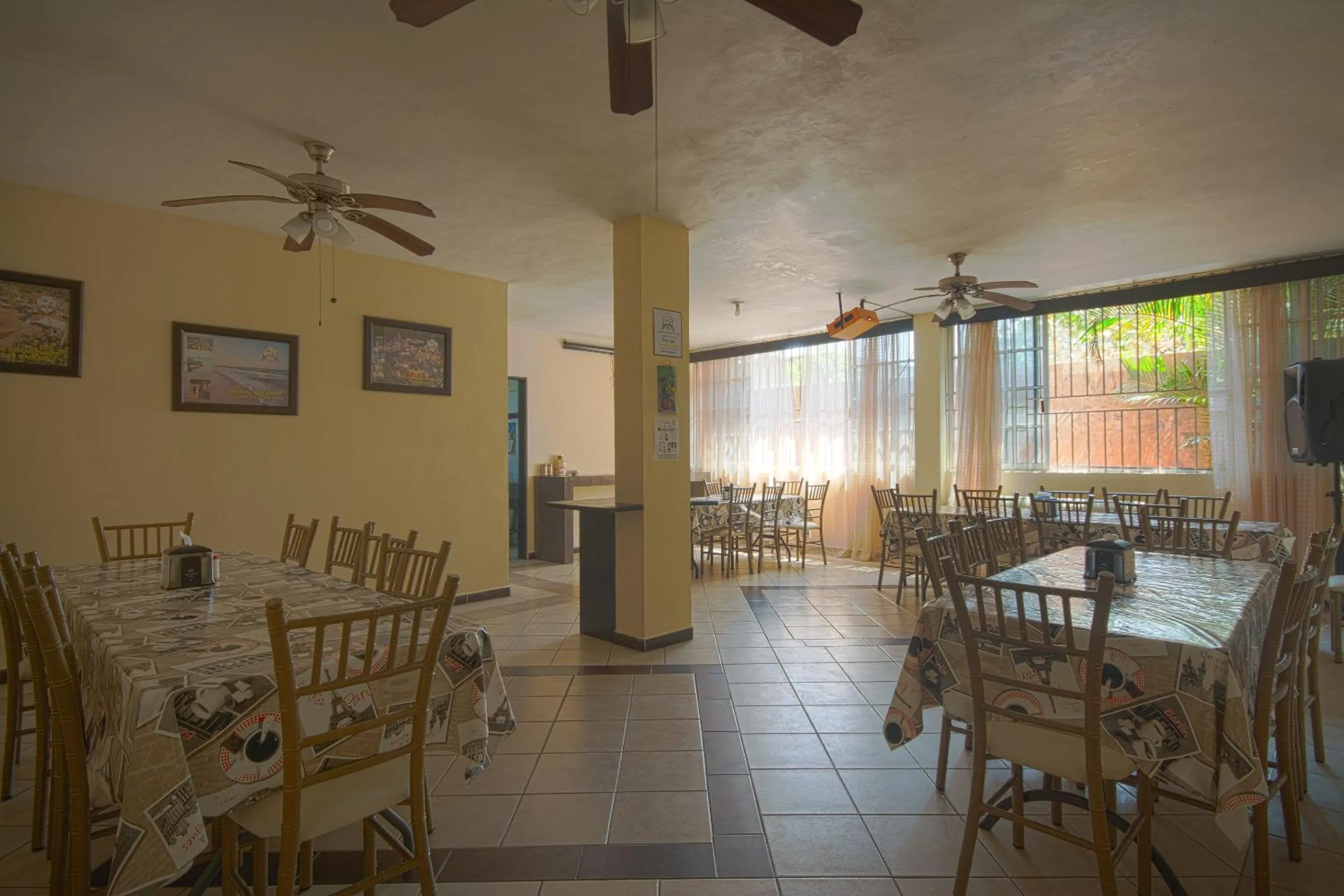 Restaurant/places to eat in Hotel Maria Elena