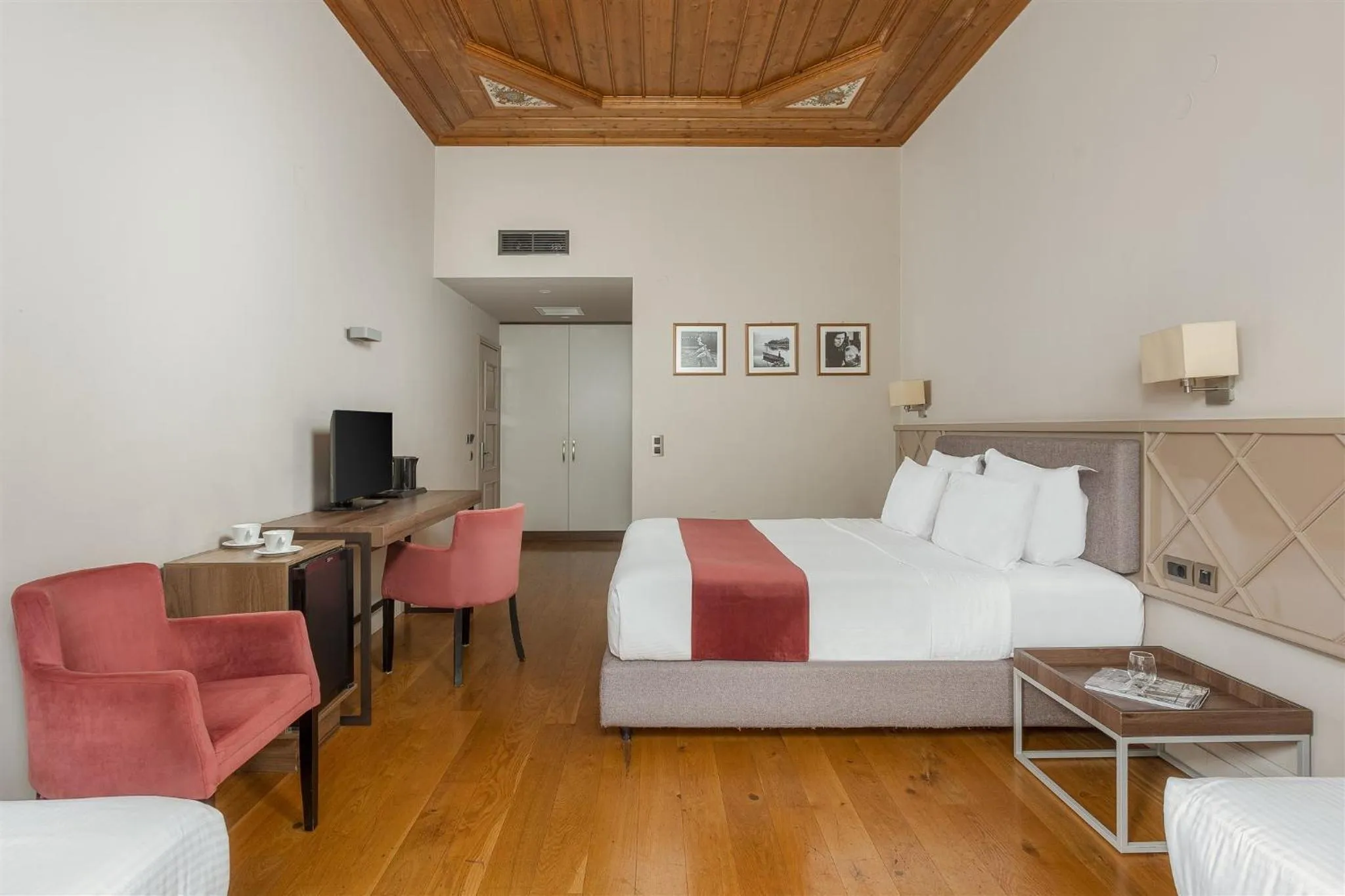 Photo of the whole room, Bed in The Lake Hotel