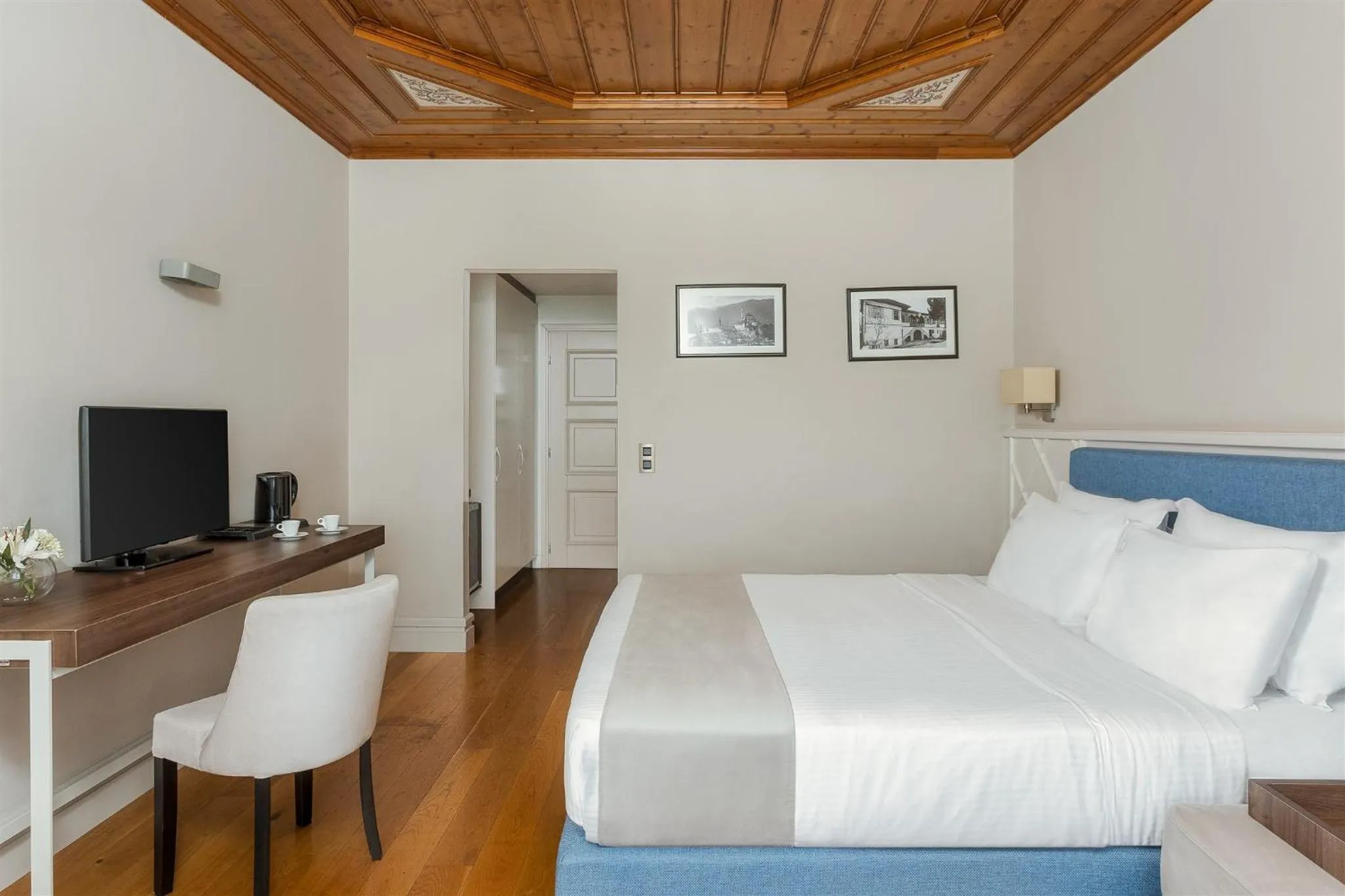 Photo of the whole room, Bed in The Lake Hotel