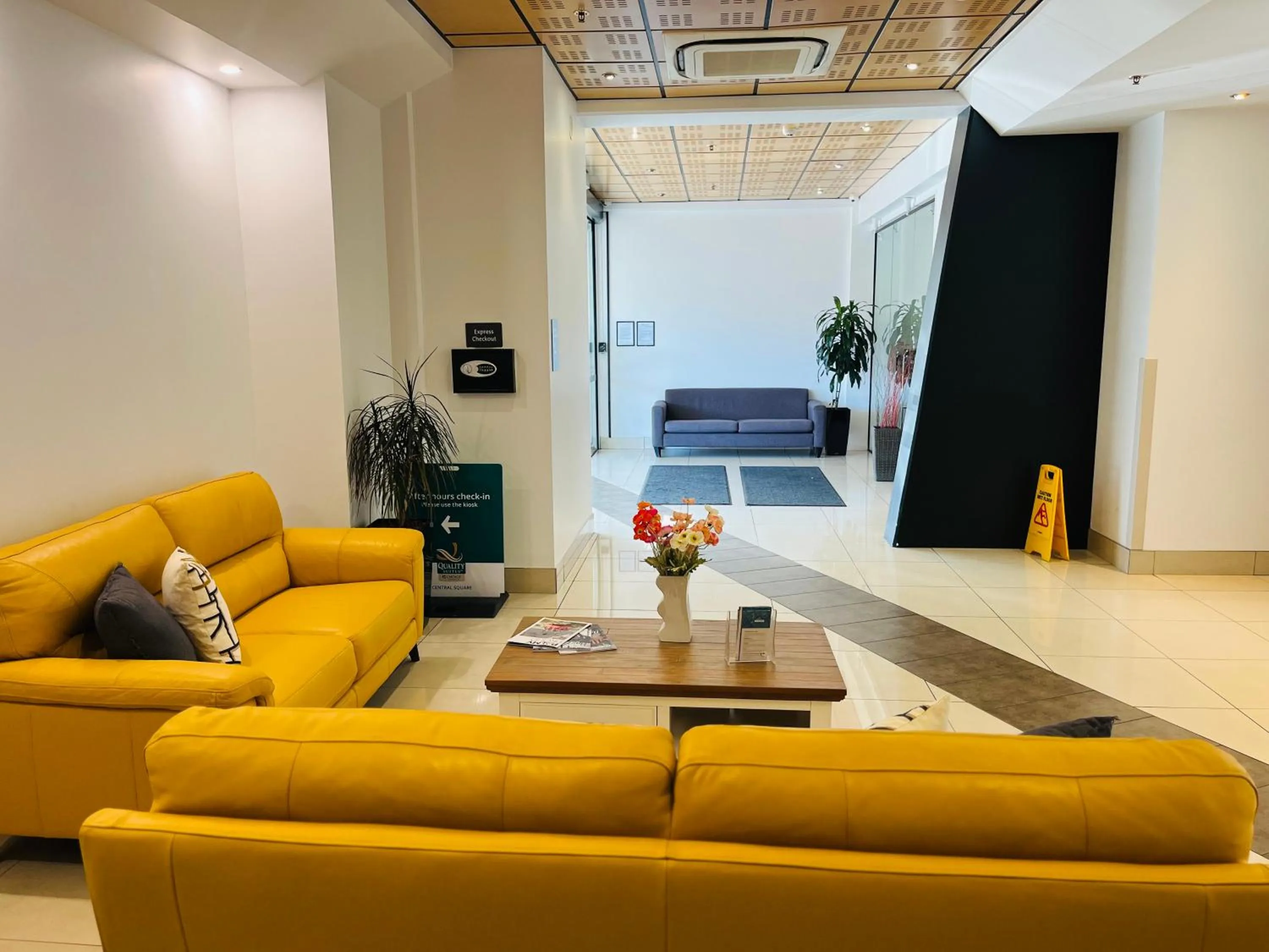 Lobby or reception in Quality Suites Central Square