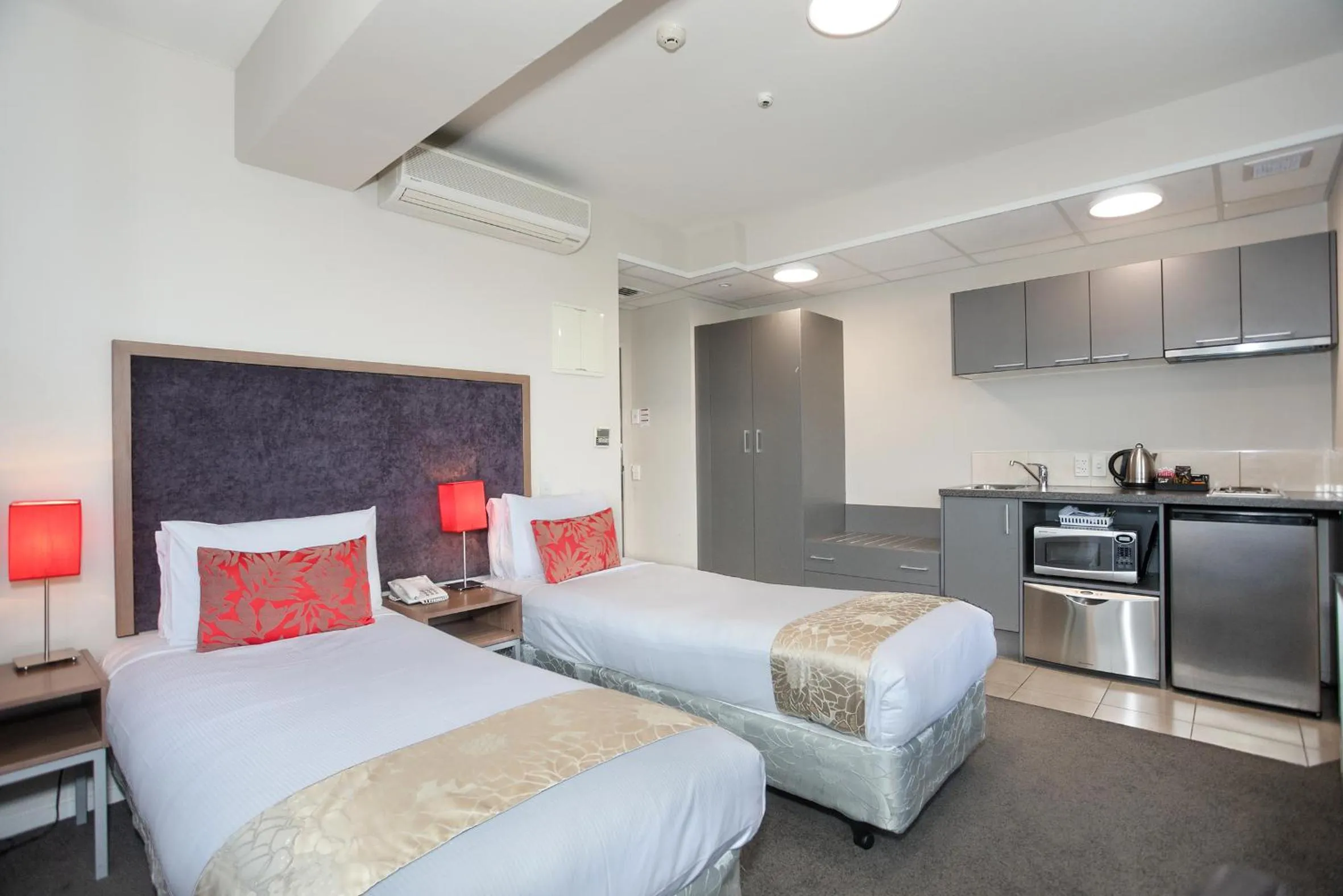 Bed in Quality Suites Central Square