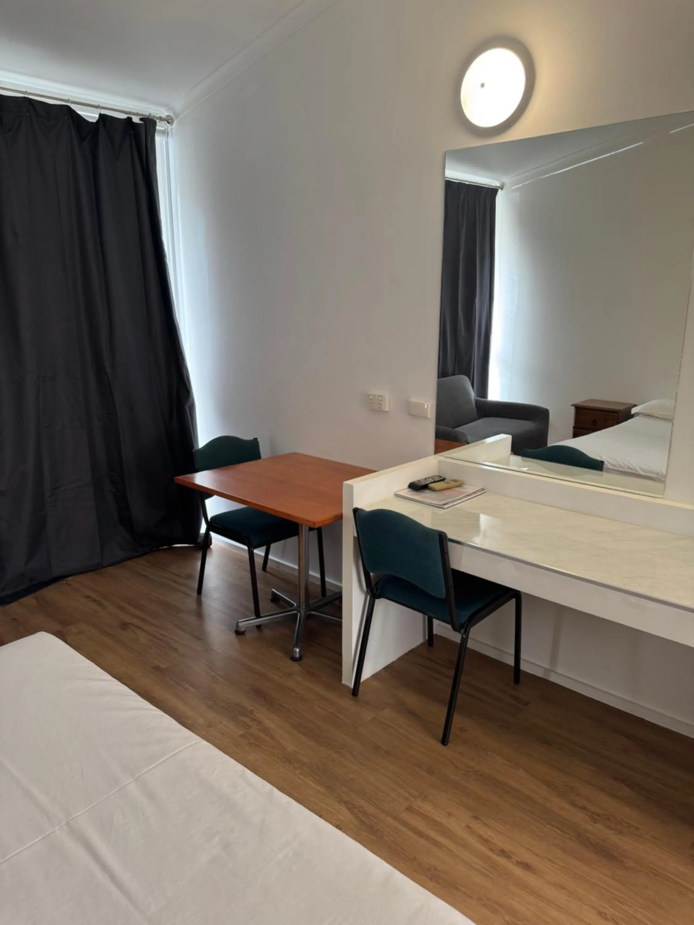 Seating area, Bed in Cottonwood Motor Inn