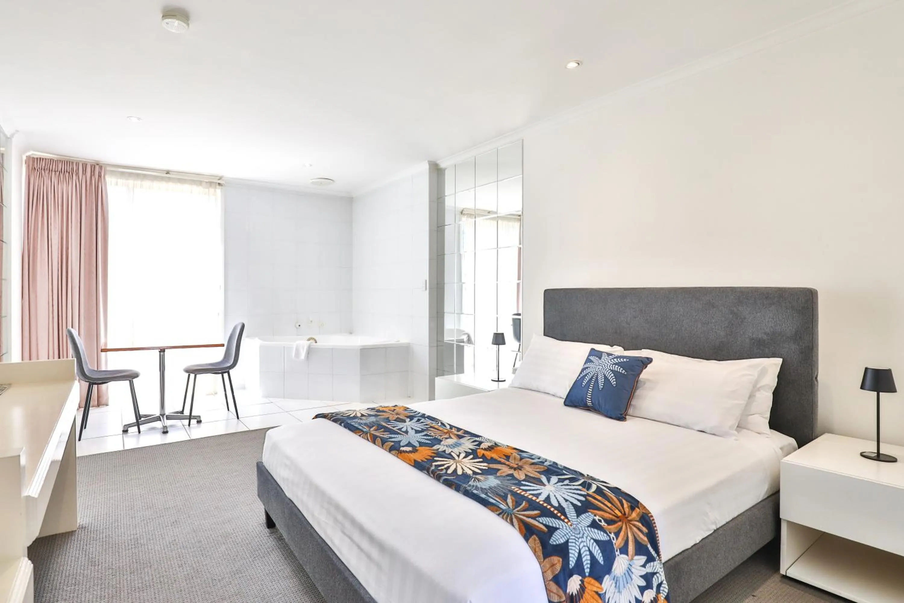 Bedroom, Bed in Cottonwood Motor Inn