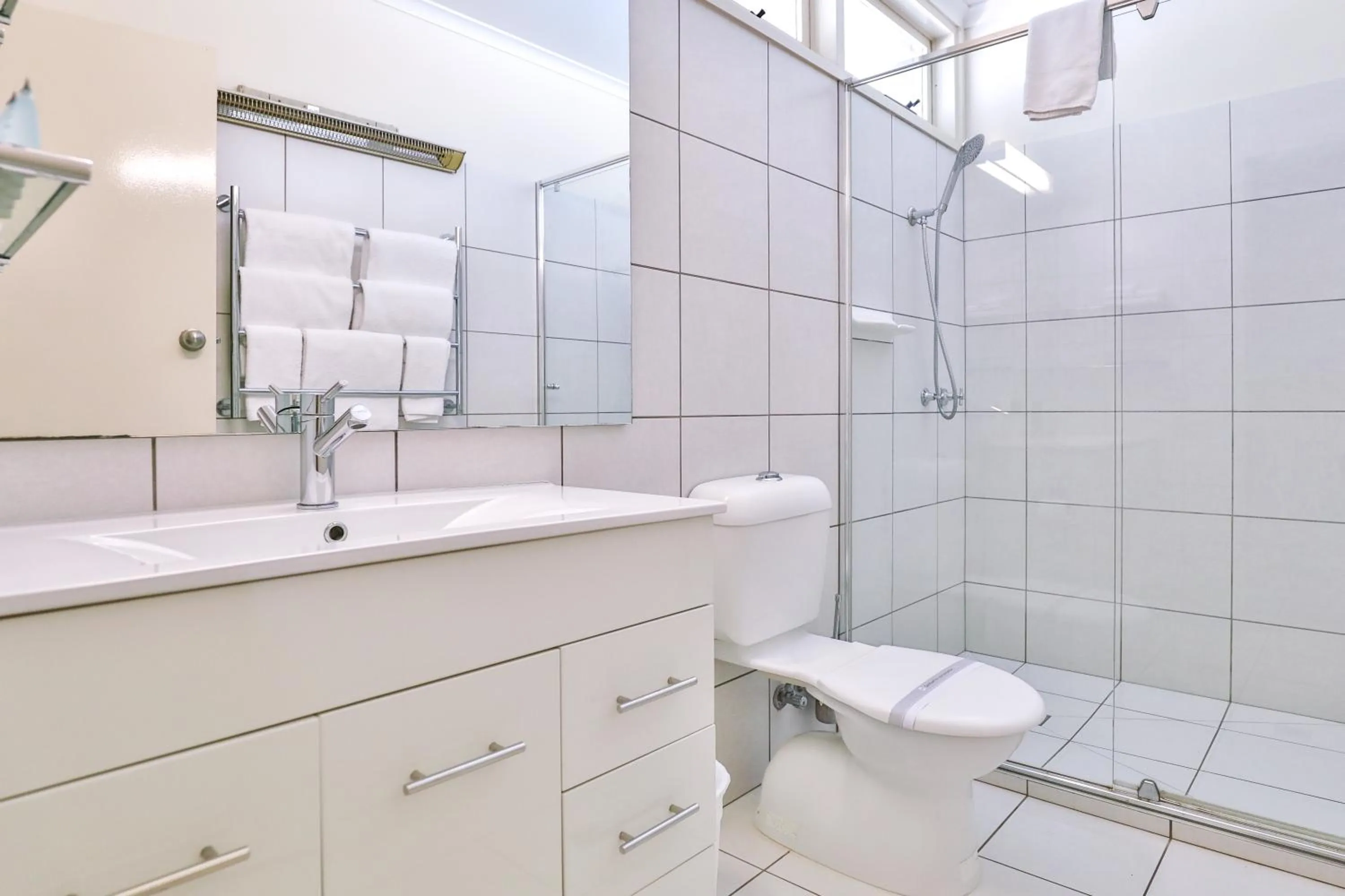 Bathroom in Cottonwood Motor Inn