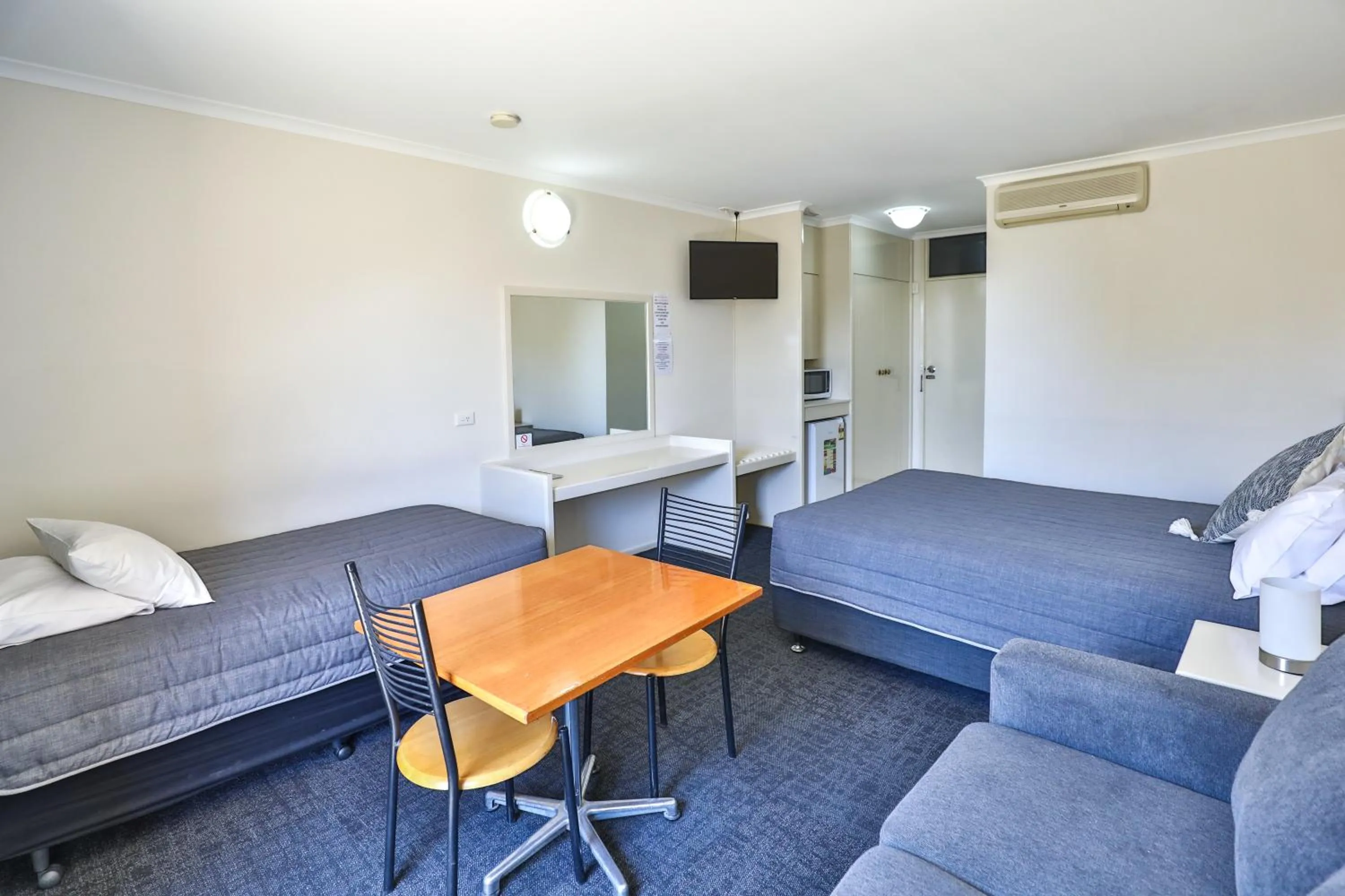 Photo of the whole room in Cottonwood Motor Inn