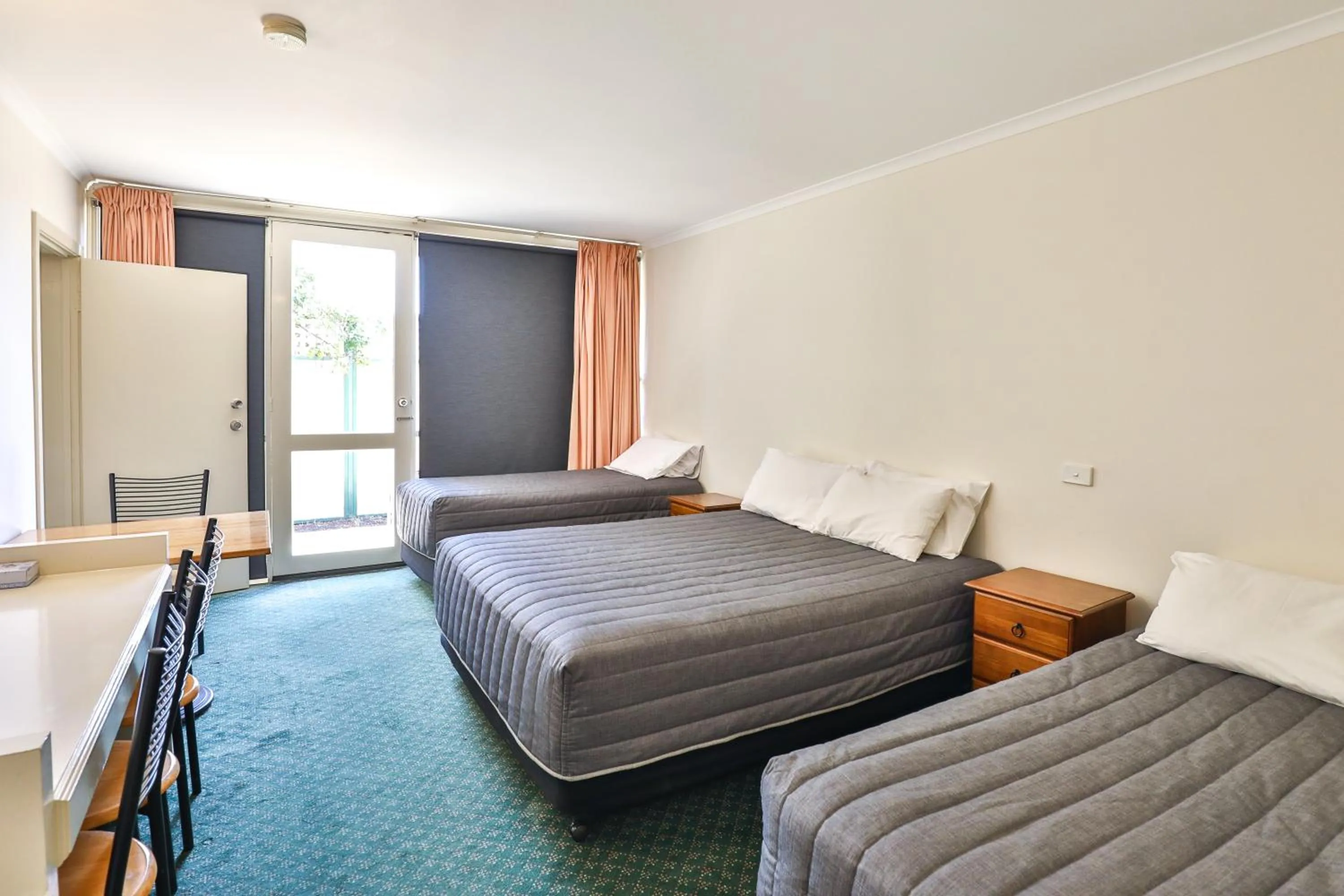 Photo of the whole room, Bed in Cottonwood Motor Inn