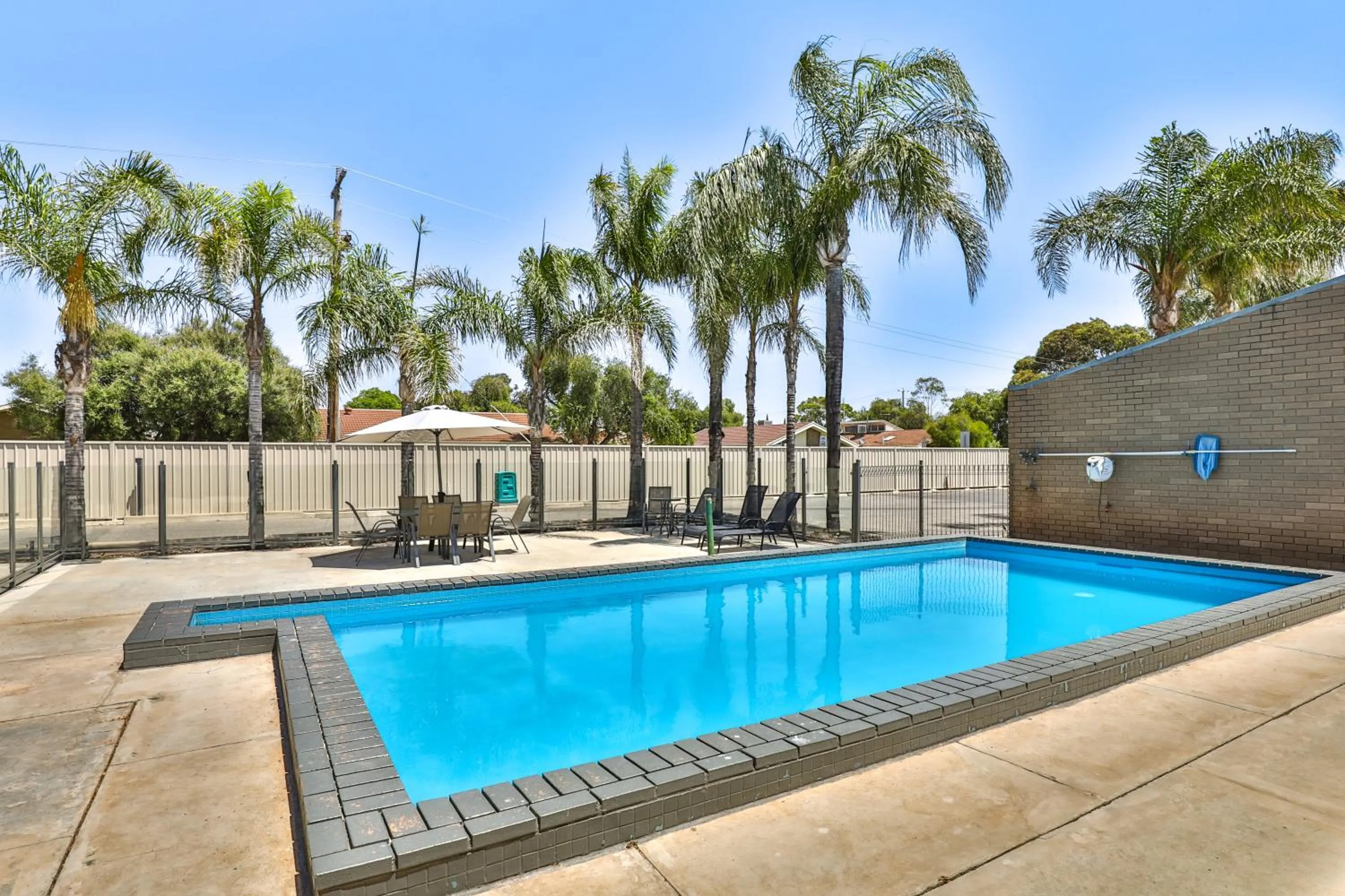 Swimming pool in Cottonwood Motor Inn