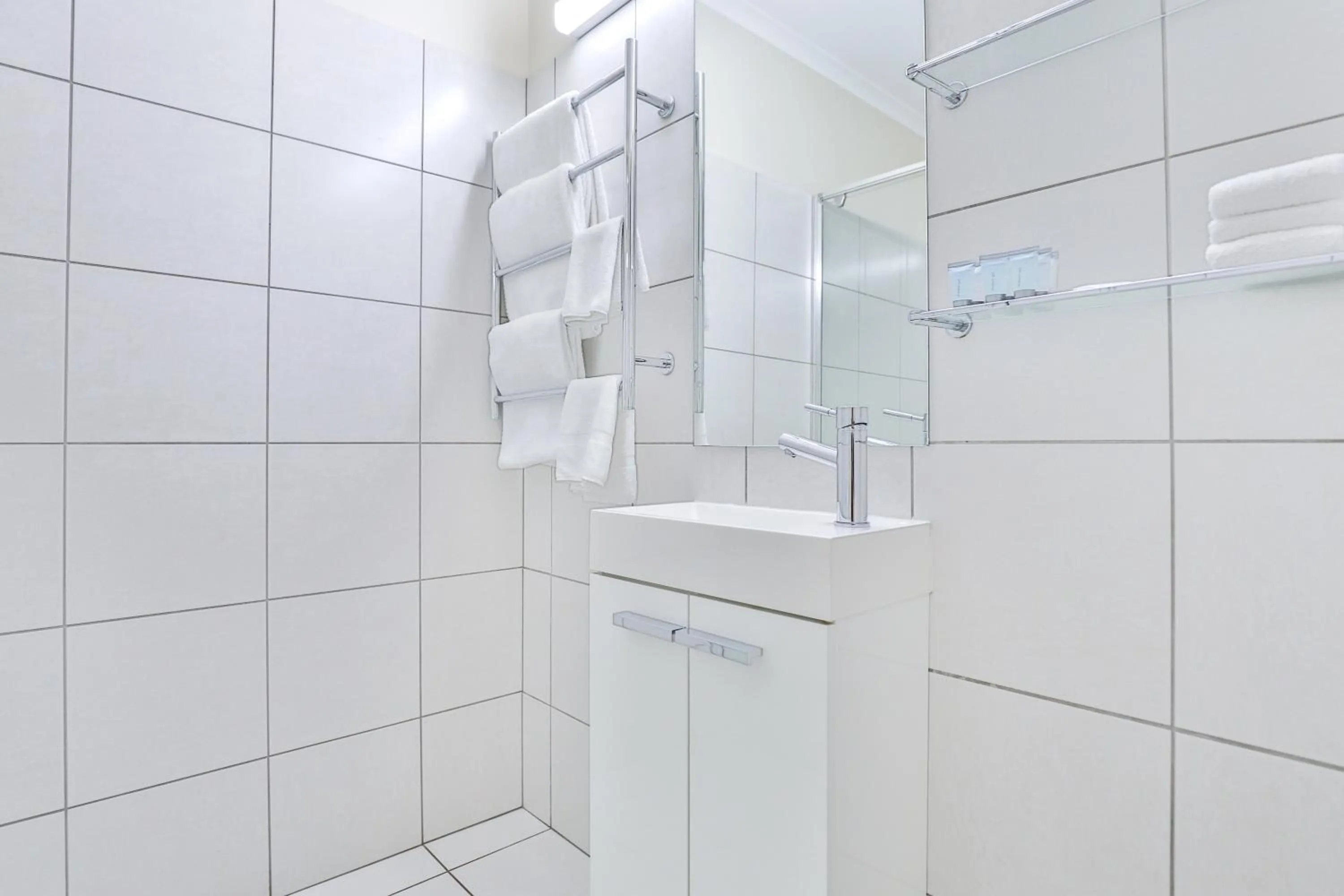 Bathroom in Cottonwood Motor Inn