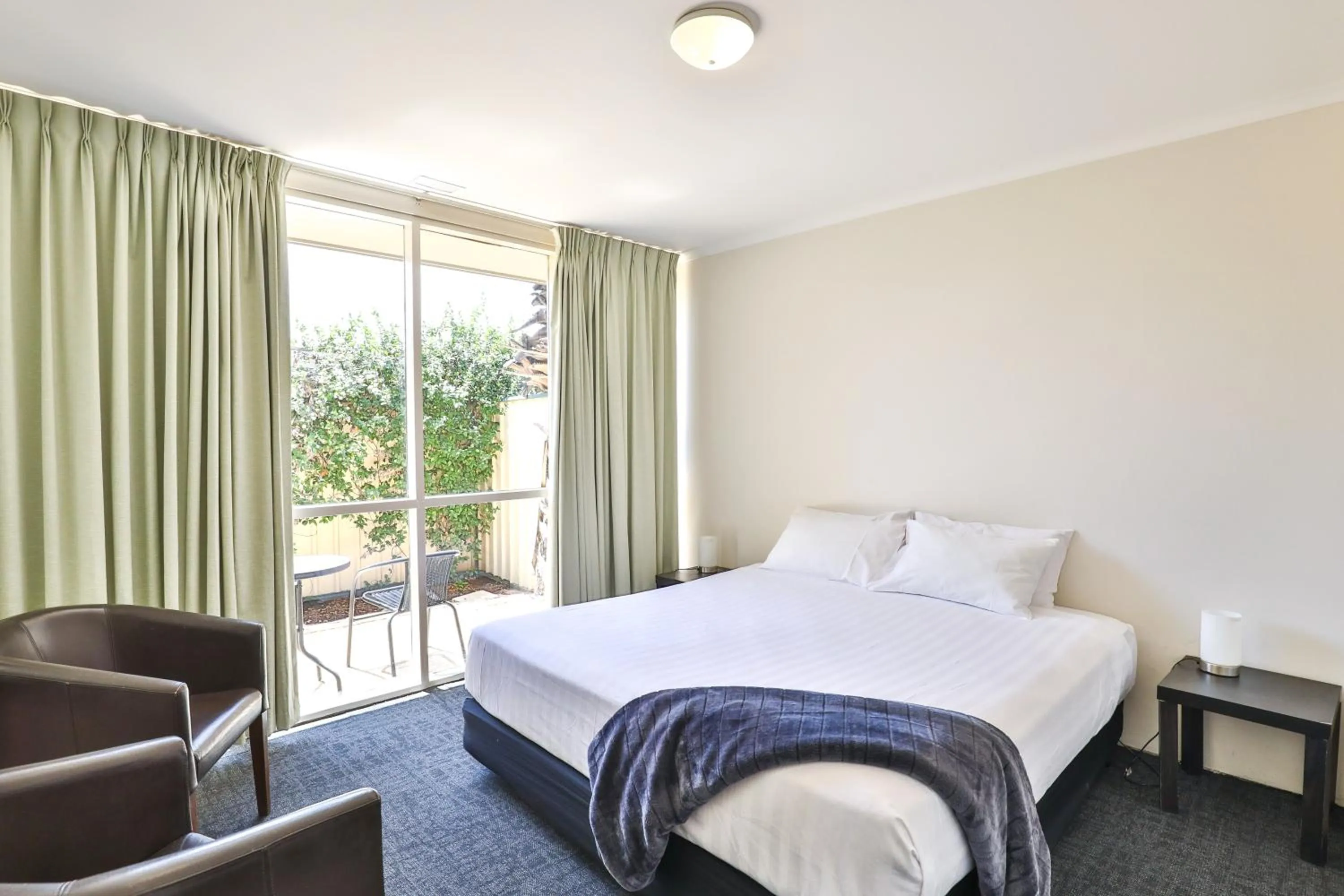 Bed in Cottonwood Motor Inn