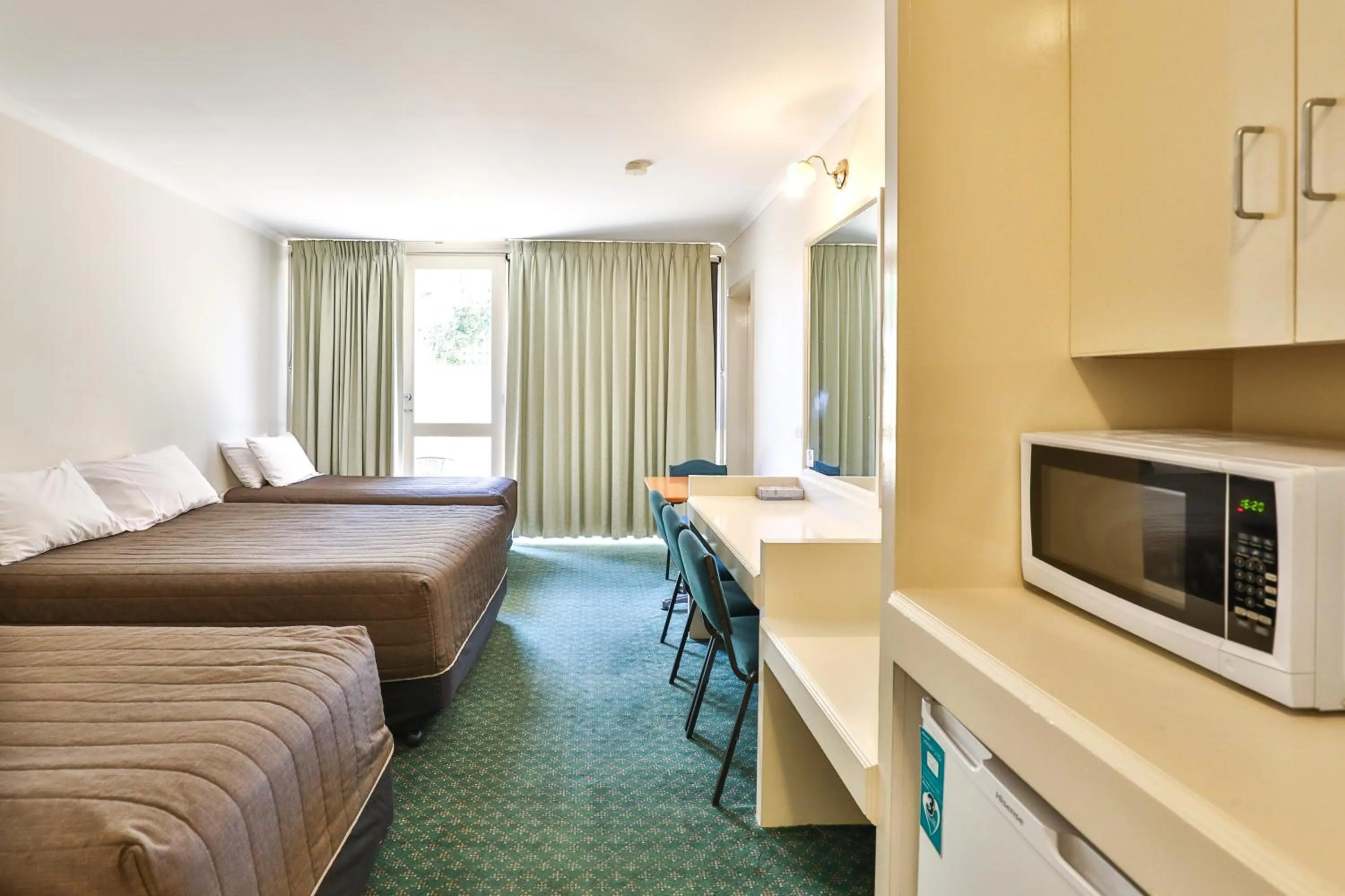 Bed in Cottonwood Motor Inn