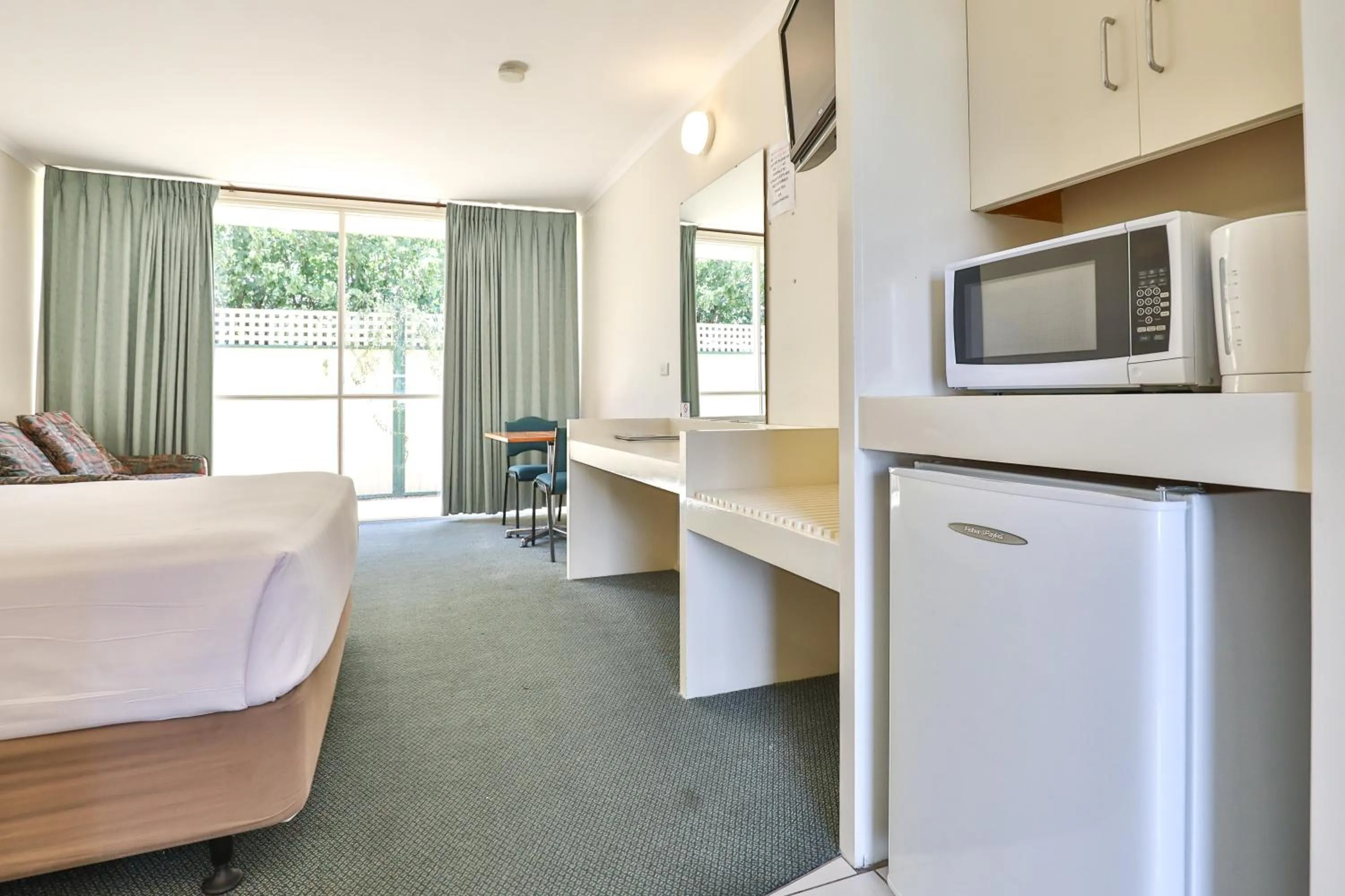 Photo of the whole room, Bed in Cottonwood Motor Inn