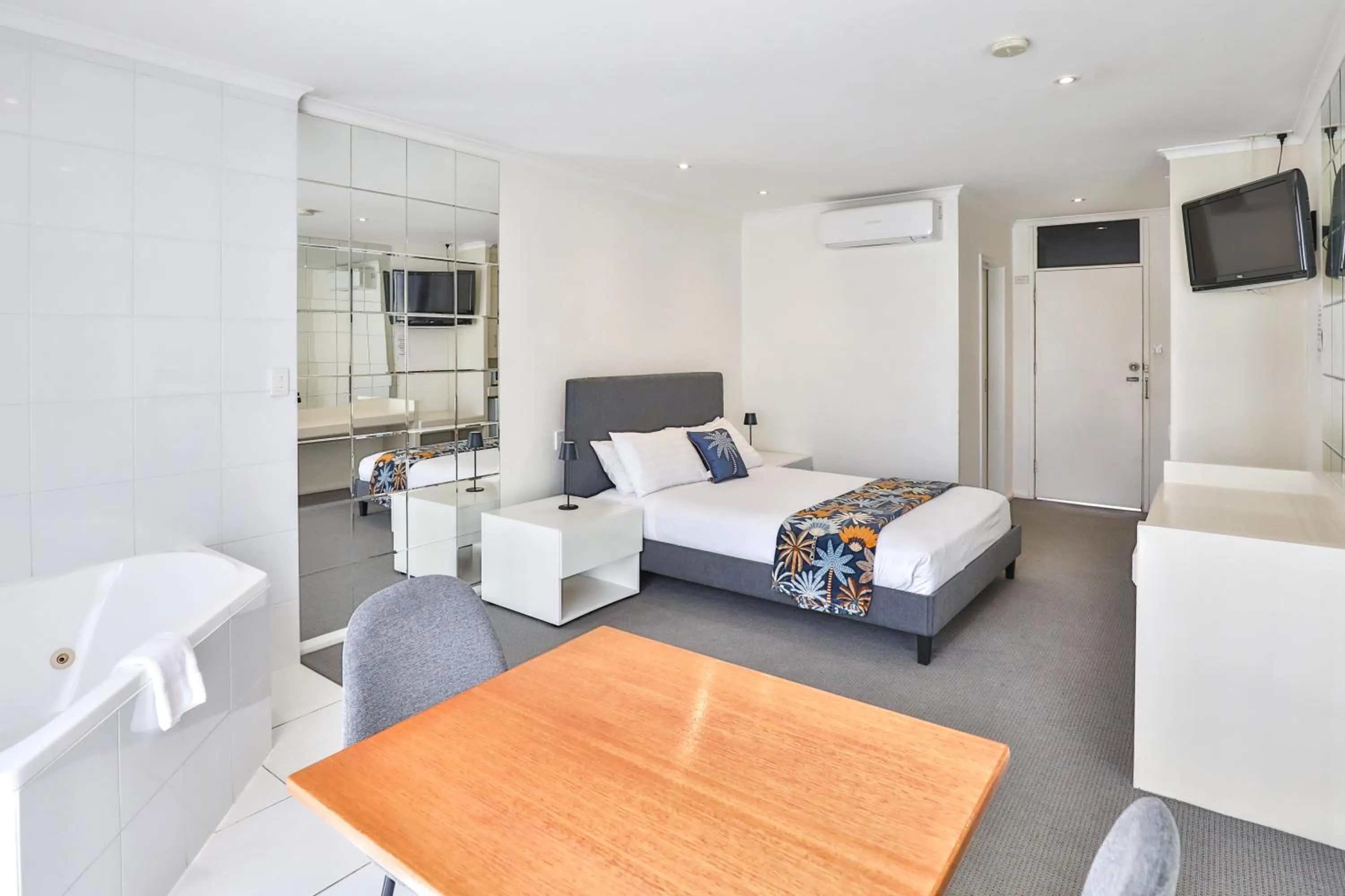 Bed in Cottonwood Motor Inn