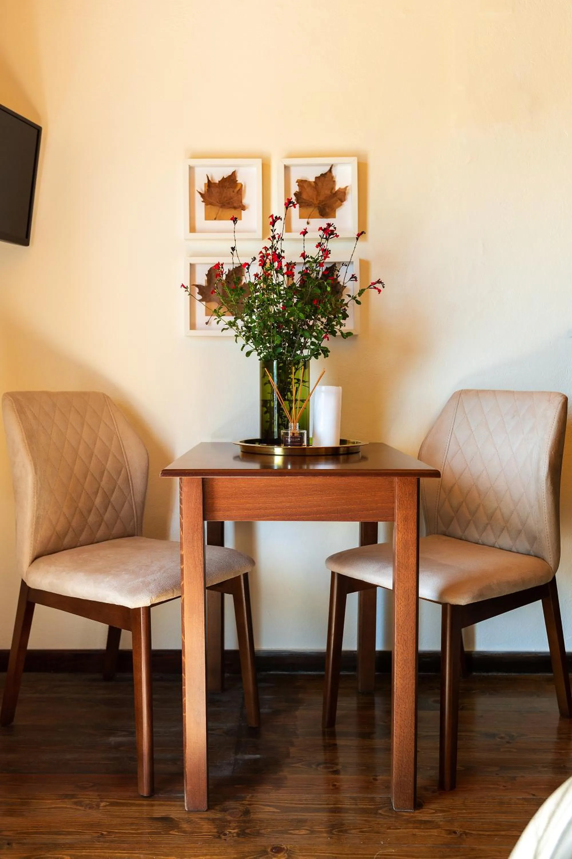 Seating area in 1822 Makrinitsa Suites